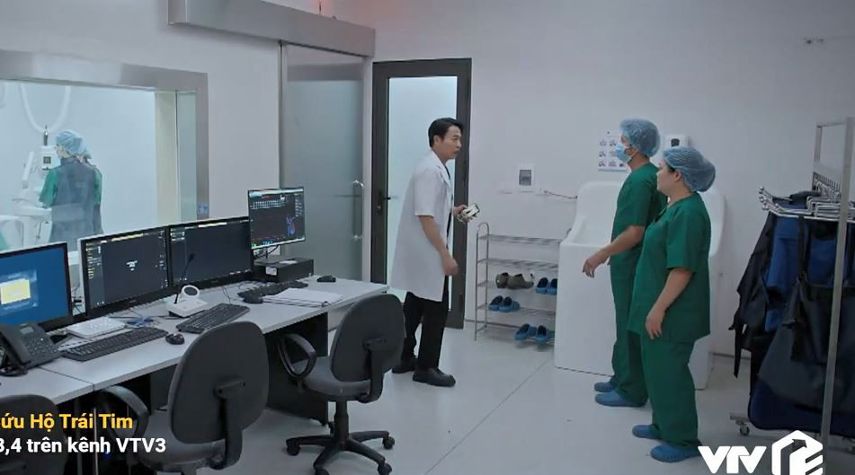 Bác sĩ Vũ đang chuẩn bị vào ca mổ thì bỏ đi mất.