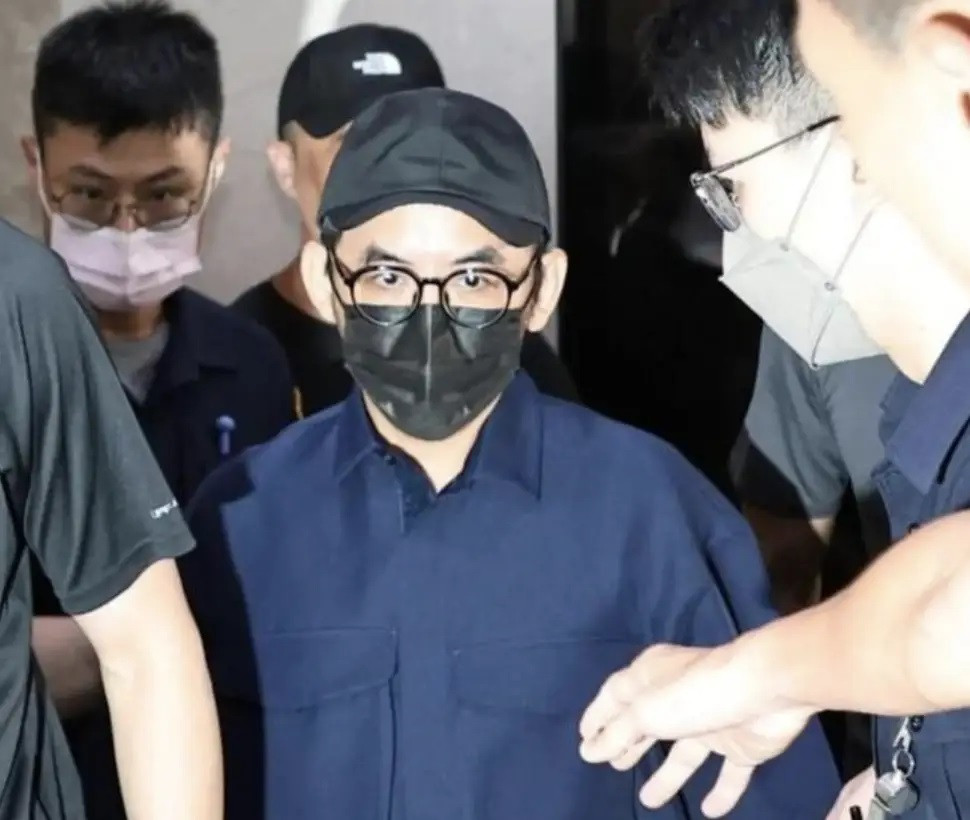 Hoàng Tử Giảo bị khui hành vi mua các video khiêu dâm của trẻ em vị thành niên. Hoàng Tử Giảo bị khui hành vi mua các video khiêu dâm của trẻ em vị thành niên.