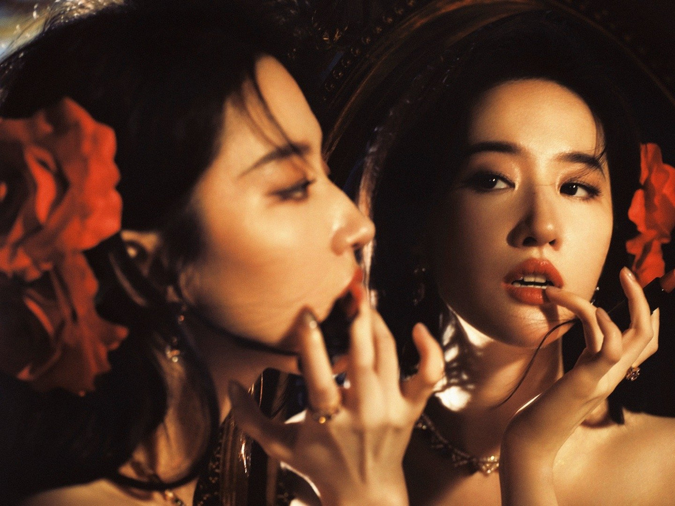 Bộ ảnh mừng sinh nhật 37 tuổi cũng được ví như "màn báo thù" vì trước đó Lưu Diệc Phi bị chê xấu khi xuất hiện trên trang bìa tạp chí Vogue China số tháng 9. Thần tiên tỷ tỷ xuất hiện với phong cách menswear cá tính mạnh mẽ, gương mặt được trang điểm đậm màu rắn rỏi hơn, mái tóc bồng bềnh bị vuốt ngược ra sau. Thế nhưng, nữ diễn viên sinh năm 1987 bị cho là không phù hợp với kiểu trang điểm này. Bộ ảnh mừng sinh nhật 37 tuổi cũng được ví như "màn báo thù" vì trước đó Lưu Diệc Phi bị chê xấu khi xuất hiện trên trang bìa tạp chí Vogue China số tháng 9. Thần tiên tỷ tỷ xuất hiện với phong cách menswear cá tính mạnh mẽ, gương mặt được trang điểm đậm màu rắn rỏi hơn, mái tóc bồng bềnh bị vuốt ngược ra sau. Thế nhưng, nữ diễn viên sinh năm 1987 bị cho là không phù hợp với kiểu trang điểm này.