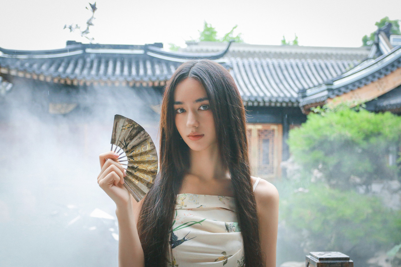 Hồi đầu tháng 5, Lý Uyển Đát được xác định đóng vai công chúa Hoa Tranh trong phim điện ảnh Xạ điêu anh hùng truyện: hiệp chi đại giả của đạo diễn Từ Khắc, Lý Uyển Đát được khen đẹp hơn nữ chính Trang Đạt Phi vai Hoàng Dung. Phản ứng của công chúng với diễn viên họ Lý tích cực hơn vì cho rằng cô hợp với xuất thân của nhân vật. Trong khi đó, Trang Đạt Phi có tạo hình cổ trang xấu. Sohu dự đoán khi phim ra mắt, Lý Uyển Đát sẽ lấn át đàn chị. Hồi đầu tháng 5, Lý Uyển Đát được xác định đóng vai công chúa Hoa Tranh trong phim điện ảnh Xạ điêu anh hùng truyện: hiệp chi đại giả của đạo diễn Từ Khắc, Lý Uyển Đát được khen đẹp hơn nữ chính Trang Đạt Phi vai Hoàng Dung. Phản ứng của công chúng với diễn viên họ Lý tích cực hơn vì cho rằng cô hợp với xuất thân của nhân vật. Trong khi đó, Trang Đạt Phi có tạo hình cổ trang xấu. Sohu dự đoán khi phim ra mắt, Lý Uyển Đát sẽ lấn át đàn chị.