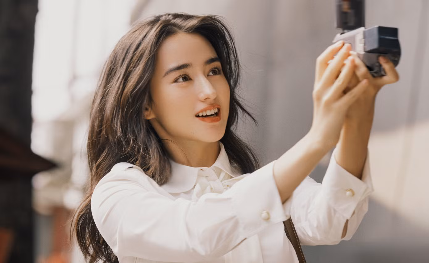 Đây là vai diễn chính đầu tay có sức nặng nhất trong sự nghiệp của Lý Uyển Đát. Phim đã có phiên bản truyền hình khá thành công, do đó cô phải vượt qua được cái bóng của Vương Ảnh Lộ cũng thể hiện vai Phùng Bảo Bảo trong phiên bản truyền hình. Theo Sohu, trong một số video do đoàn phim đăng tải, Lý Uyển Đát được khen ngợi thể hiện các động tác võ thuật đẹp mắt, gương mặt ăn hình sáng màn ảnh.