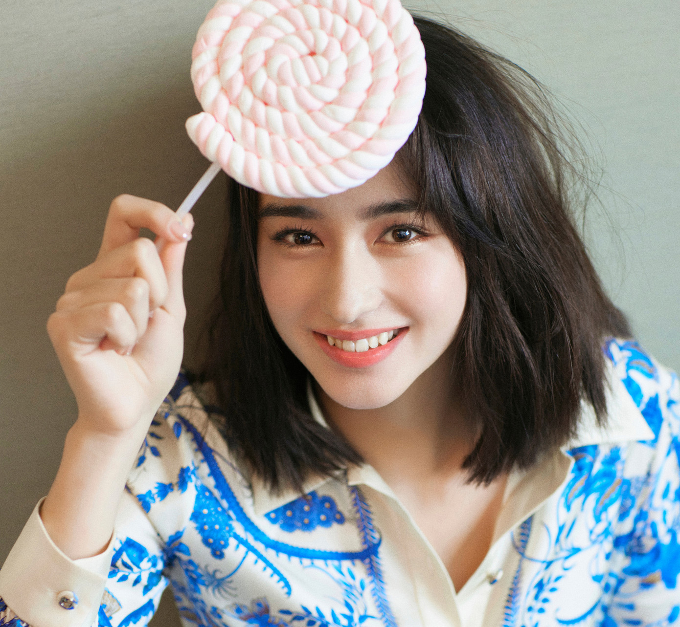 Tạp chí Harper's Bazaar từng dành lời khen cho vẻ đẹp vừa trong sáng, vừa cổ điển pha nét hoang dại, bí ẩn của Lý Uyển Đát. Gương mặt lai ấn tượng với làn da trắng sứ, đôi mắt long lanh là thế mạnh của cô gái sinh năm 2003. Tạp chí Harper's Bazaar từng dành lời khen cho vẻ đẹp vừa trong sáng, vừa cổ điển pha nét hoang dại, bí ẩn của Lý Uyển Đát. Gương mặt lai ấn tượng với làn da trắng sứ, đôi mắt long lanh là thế mạnh của cô gái sinh năm 2003.