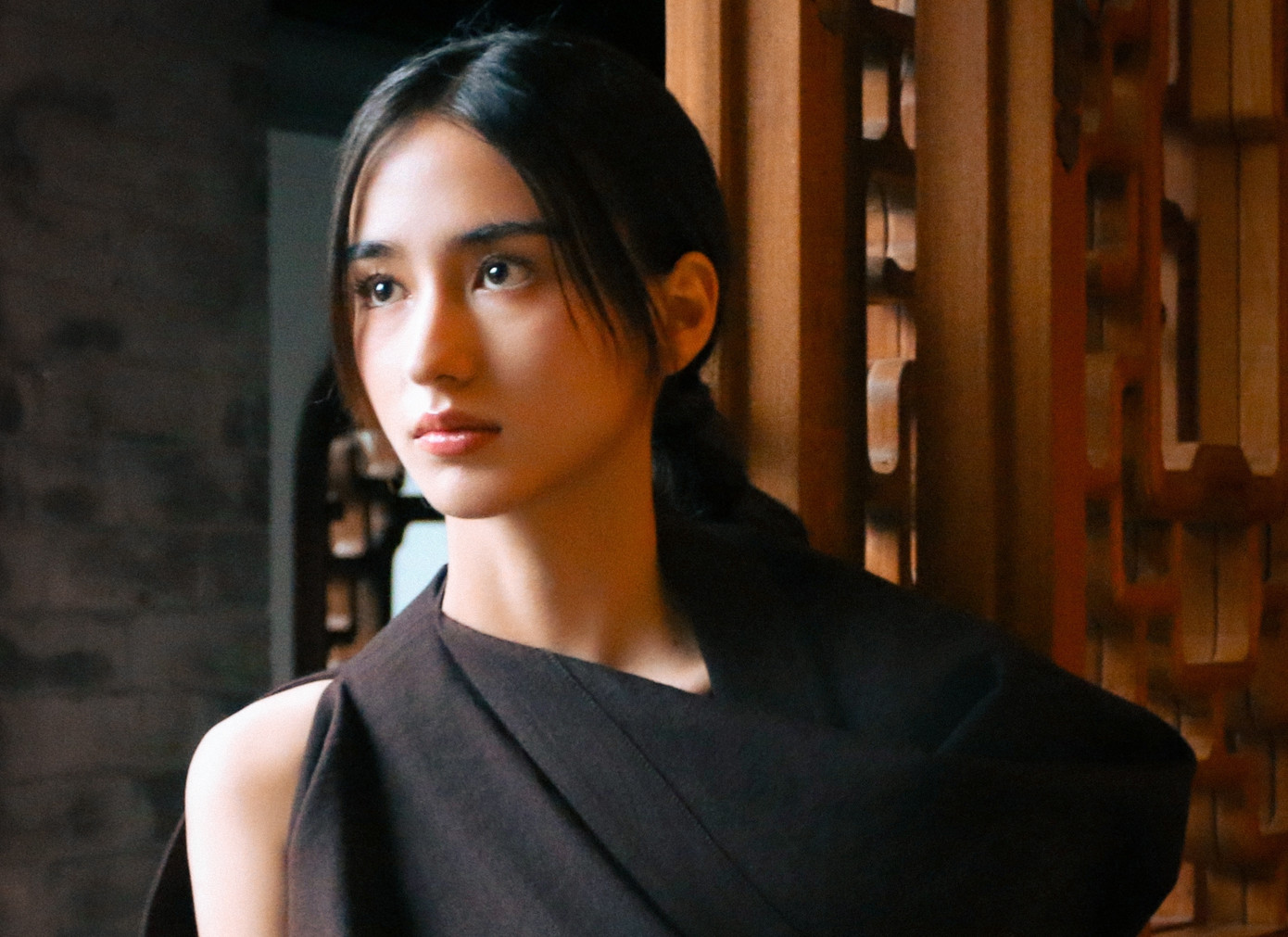 Sohu bình luận dù có nét lai Tây nhưng nhan sắc của Lý Uyển Đát vẫn mềm mại, quyến rũ, hợp với màn ảnh Trung. Nữ diễn viên sinh năm 2003 chưa đóng nhiều phim nhưng mỗi vai diễn đều gây ấn tượng nhờ nhan sắc nổi bật. Sohu bình luận dù có nét lai Tây nhưng nhan sắc của Lý Uyển Đát vẫn mềm mại, quyến rũ, hợp với màn ảnh Trung. Nữ diễn viên sinh năm 2003 chưa đóng nhiều phim nhưng mỗi vai diễn đều gây ấn tượng nhờ nhan sắc nổi bật.