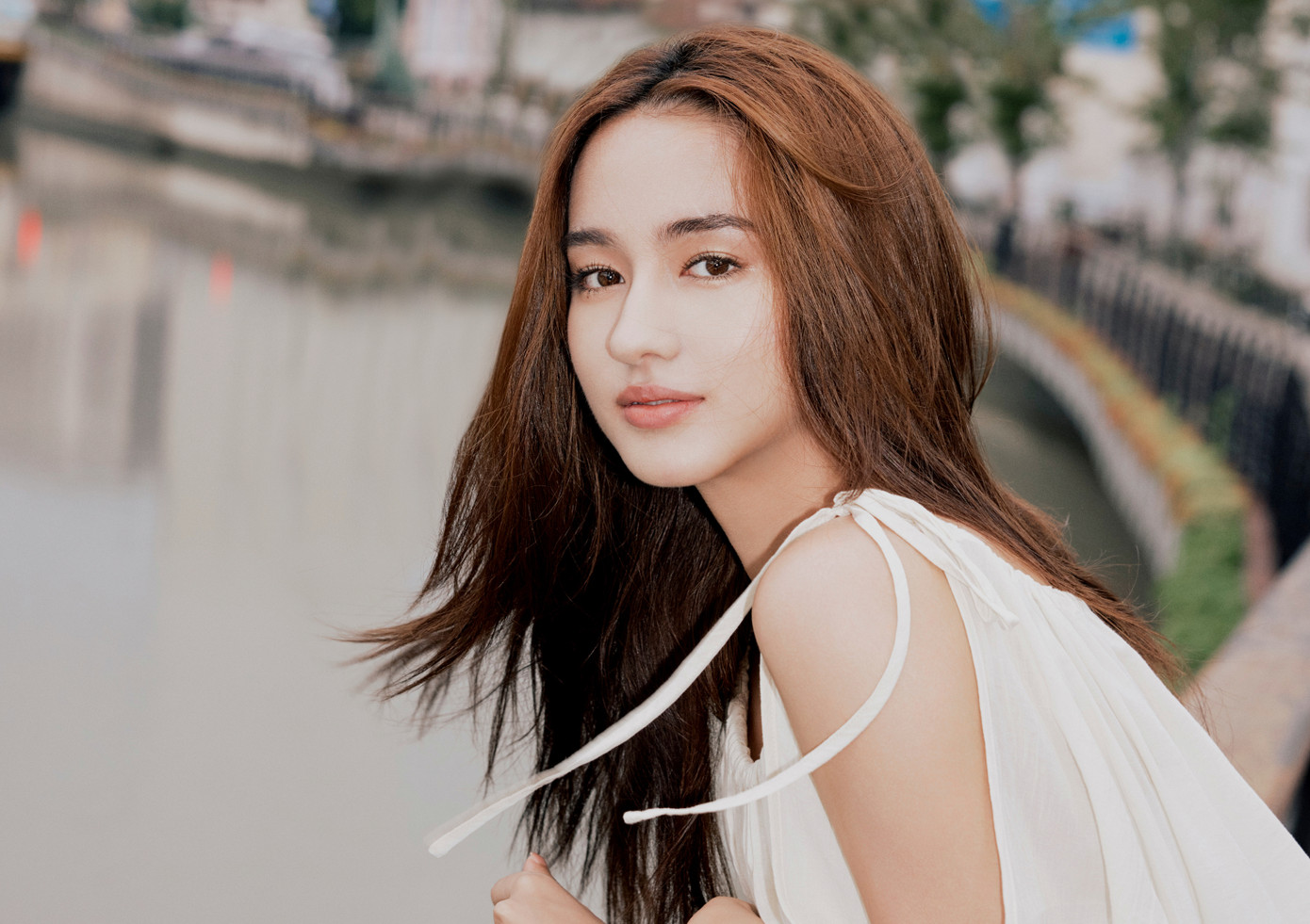 Theo đó, cha của cô là tiến sĩ sinh thái học người Đức tới Tây Song Bản Nạp của Trung Quốc nghiên cứu, mẹ cô cũng là chuyên gia trong lĩnh vực sinh học. Cả hai nảy sinh tình cảm và kết hôn, có hai con gái. Tuy nhiên năm 2010, cha của Lý Uyển Đát qua đời. Lý Uyển Đát được nuôi dưỡng trong môi trường rừng sâu, gần gũi thiên nhiên từ nhỏ. Ngoài các hoạt động nghệ thuật, cô còn biết cưỡi ngựa, bắn cung. Ngôi sao trẻ có có thể nói được 5 thứ tiếng: Tiếng Trung, tiếng Đức, Tiếng Anh, Tiếng Pháp, Tiếng Tây Ban Nha. Bên cạnh đó, cô còn học vũ đạo tại Học viện Vũ đạo Bắc Kinh. Theo đó, cha của cô là tiến sĩ sinh thái học người Đức tới Tây Song Bản Nạp của Trung Quốc nghiên cứu, mẹ cô cũng là chuyên gia trong lĩnh vực sinh học. Cả hai nảy sinh tình cảm và kết hôn, có hai con gái. Tuy nhiên năm 2010, cha của Lý Uyển Đát qua đời. Lý Uyển Đát được nuôi dưỡng trong môi trường rừng sâu, gần gũi thiên nhiên từ nhỏ. Ngoài các hoạt động nghệ thuật, cô còn biết cưỡi ngựa, bắn cung. Ngôi sao trẻ có có thể nói được 5 thứ tiếng: Tiếng Trung, tiếng Đức, Tiếng Anh, Tiếng Pháp, Tiếng Tây Ban Nha. Bên cạnh đó, cô còn học vũ đạo tại Học viện Vũ đạo Bắc Kinh.