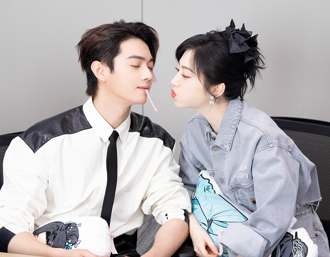 Cảnh Điềm trong một cảnh quay với Hứa Khải. Cảnh Điềm trong một cảnh quay với Hứa Khải.