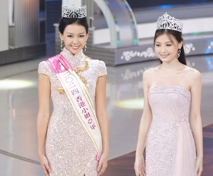 Lương Gia Oánh nhận thêm giải phụ Hoa hậu ăn ảnh, được đánh giá là thí sinh có nhan sắc đẹp, phù hợp với màn ảnh nhất trong top 4. Lương Gia Oánh tự nhận bản thân giống với đàn chị Chu Linh Linh và cũng coi đàn chị như thần tượng. Á hậu 1 Vương Di Nhiên lên trao giải. Lương Gia Oánh nhận thêm giải phụ Hoa hậu ăn ảnh, được đánh giá là thí sinh có nhan sắc đẹp, phù hợp với màn ảnh nhất trong top 4. Lương Gia Oánh tự nhận bản thân giống với đàn chị Chu Linh Linh và cũng coi đàn chị như thần tượng. Á hậu 1 Vương Di Nhiên lên trao giải.