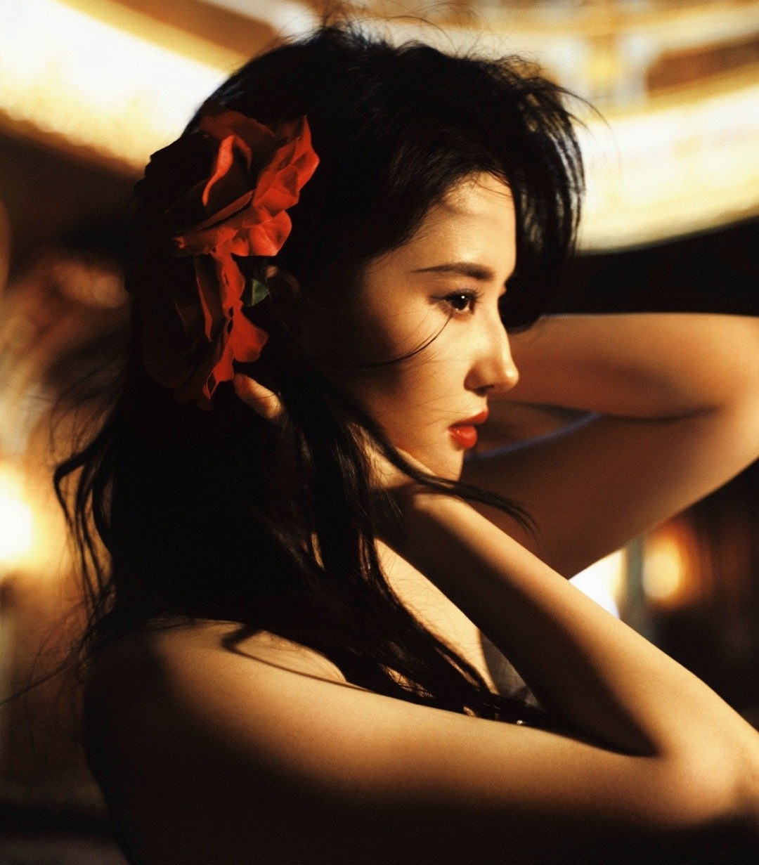 Cũng vì vậy, dù Lưu Diệc Phi thường bị chê một số khuyết điểm về ngoại hình như tụt lợi hay thân hình tròn trịa, cô cũng không can thiệp thẩm mỹ mà yêu vẻ đẹp tự nhiên của bản thân. Cũng vì vậy, dù Lưu Diệc Phi thường bị chê một số khuyết điểm về ngoại hình như tụt lợi hay thân hình tròn trịa, cô cũng không can thiệp thẩm mỹ mà yêu vẻ đẹp tự nhiên của bản thân.