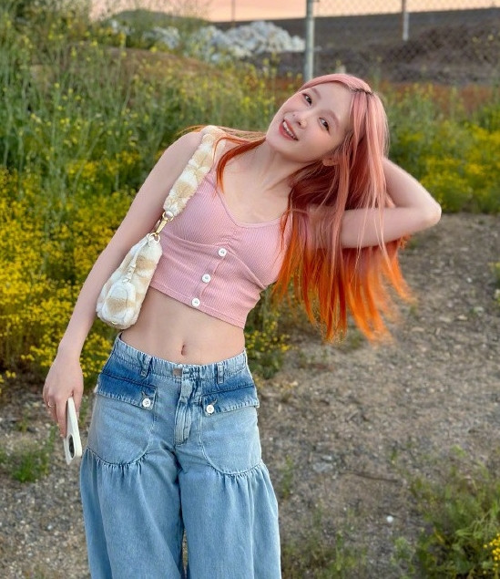 Sự nghiệp của Từ Kiều cũng không có nhiều khởi sắc trong những năm qua. Dù Từ Kiều được đánh giá có tài năng diễn xuất, song khi trưởng thành ngoại hình của ngôi sao sinh năm 1997 thiếu tính cạnh tranh. Thời gian du học dài cũng khiến tên tuổi của cô giảm sức hút với khán giả. Từ Kiều cần một tác phẩm bùng nổ để lấy lại danh tiếng, vị thế.