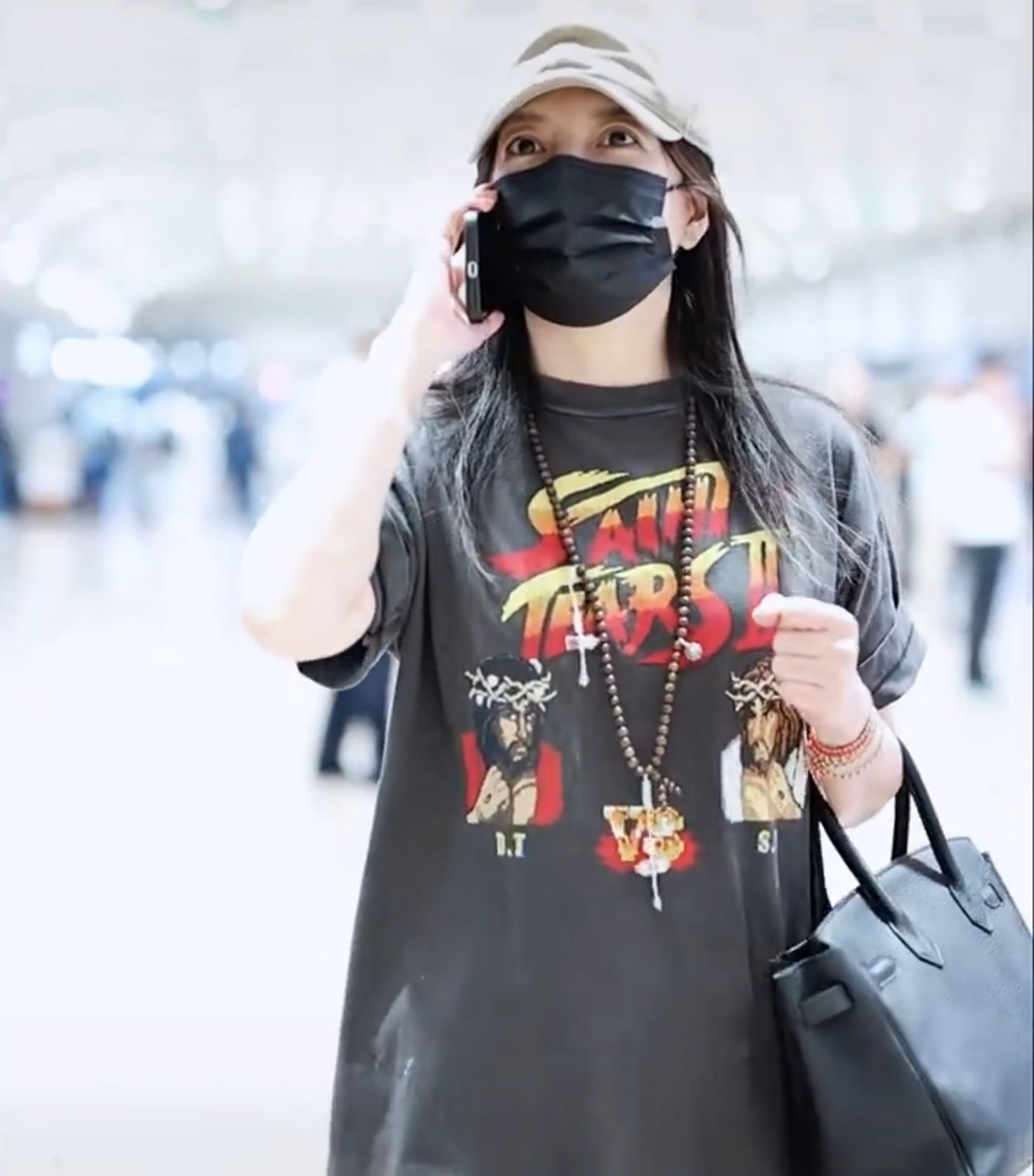 Triệu Vy xuất hiện trẻ trung tại sân bay Bắc Kinh.