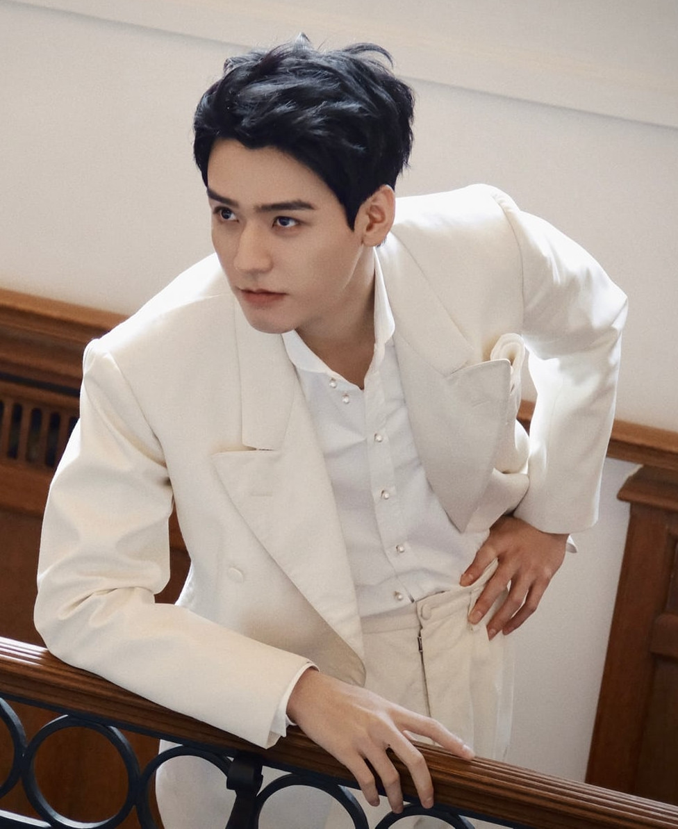 Cung Tuấn được mệnh danh là "con cưng giới thời trang" khi hợp tác với nhiều thương hiệu, thường xuyên là gương mặt trang bìa tạp chí. Nam diễn viên Sơn hà lệnh cũng được khen ngợi khi tặng set quà với 12 món trong đó có gối ôm, mỹ phẩm, mũ... của nhiều thương hiệu trị giá 2.300 NDT.