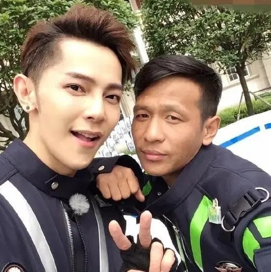 Uông Đông Thành và Tống Tiểu Bảo cùng sinh năm 1981, khi tham gia show Toàn viên gia tốc, cả hai khiến đồng nghiệp và khán giả bất ngờ vì nhìn họ như anh em cách nhau hơn 10 tuổi. Theo Sohu, Uông Đông Thành xuất hiện là ca sĩ thần tượng nên có phong cách trẻ trung. Trong khi đó, Tống Tiểu Bảo có ngoại hình kém nổi bật, nhưng nam diễn viên hài vẫn nổi tiếng nhờ khả năng diễn xuất tốt, sự duyên dáng trên màn ảnh.