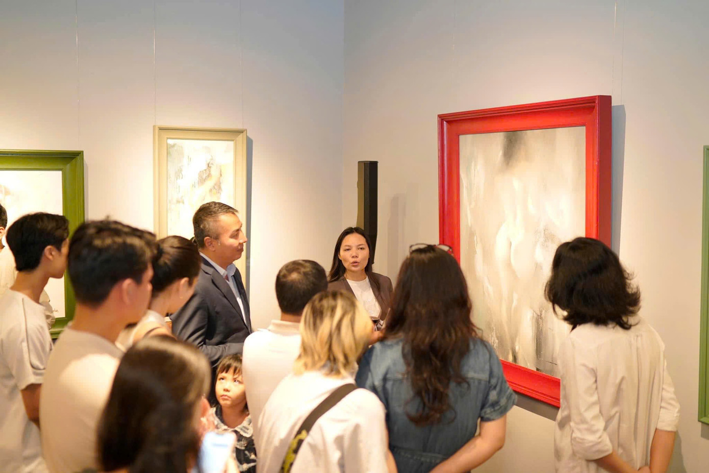 Khán giả tới dự triển lãm tranh của Shopie Trịnh. Khán giả tới dự triển lãm tranh của Shopie Trịnh.