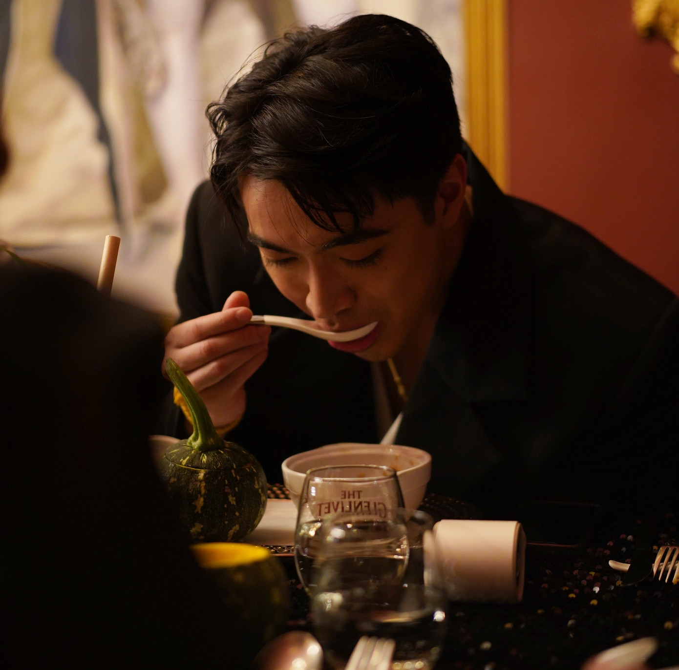 Các vị khách bị chinh phục bởi những món ăn mới lạ. Các vị khách bị chinh phục bởi những món ăn mới lạ.