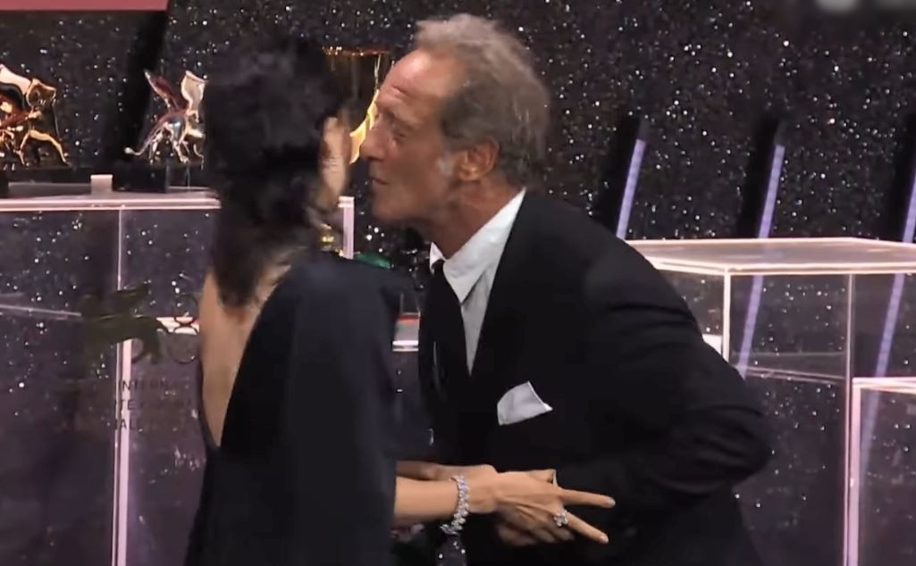 Chương Tử Di né tránh nụ hôn của Vincent Lindon. Chương Tử Di né tránh nụ hôn của Vincent Lindon.