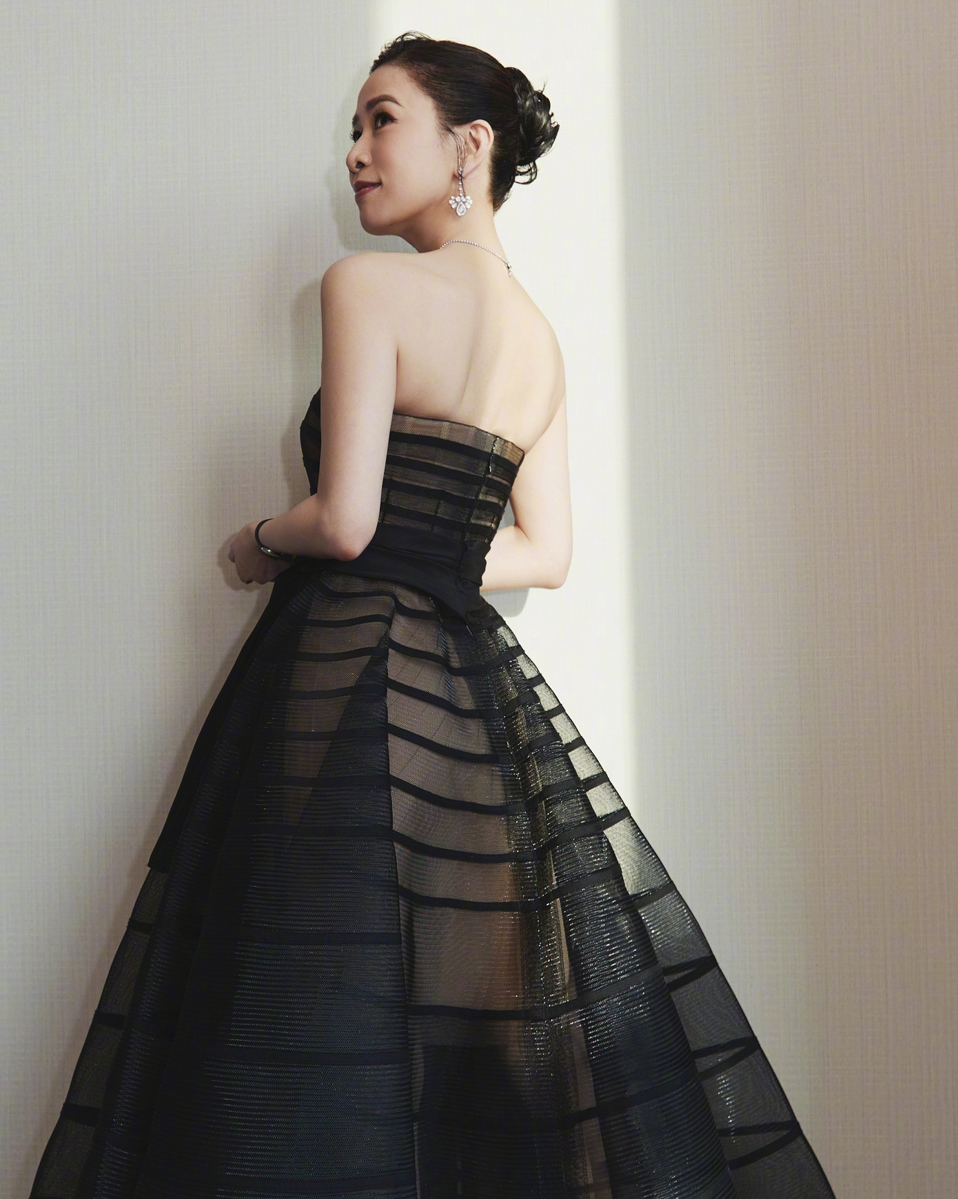 Với chiến thắng lần này, Xa Thi Mạn đang giữ kỷ lục nữ diễn viên giành nhiều giải Thị hậu TVB nhất (2006, 2014 và 2023), nữ diễn viên nhiều lần được đề cử Nữ chính xuất sắc nhất - 11 lần. Ngoài ra, đoàn phim Nữ hoàng tin tức cũng giành giải thưởng lớn Phim được yêu thích nhất. Xa Thi Mạn, Huỳnh Tông Trạch sẽ trở lại với dự án Nữ hoàng tin tức 2 vào cuối năm nay. Với chiến thắng lần này, Xa Thi Mạn đang giữ kỷ lục nữ diễn viên giành nhiều giải Thị hậu TVB nhất (2006, 2014 và 2023), nữ diễn viên nhiều lần được đề cử Nữ chính xuất sắc nhất - 11 lần. Ngoài ra, đoàn phim Nữ hoàng tin tức cũng giành giải thưởng lớn Phim được yêu thích nhất. Xa Thi Mạn, Huỳnh Tông Trạch sẽ trở lại với dự án Nữ hoàng tin tức 2 vào cuối năm nay.