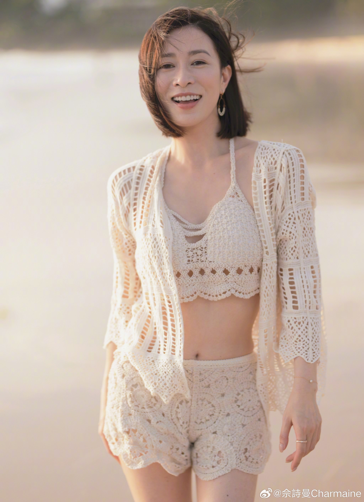 Sina bình luận ở tuổi 49, vóc dáng và dung mạo của Xa Thi Mạn vẫn giữ được nét trẻ trung, trong sáng như các cô gái ở độ tuổi 20. Đây là thành quả của quá trình luyện tập thể dục và thực hiện chế độ ăn kiêng phù hợp. Khí chất trẻ trung, vui tươi cũng là thể hiện cuộc sống viên mãn cả về đời tư lẫn sự nghiệp của Xa Thi Mạn. Sina bình luận ở tuổi 49, vóc dáng và dung mạo của Xa Thi Mạn vẫn giữ được nét trẻ trung, trong sáng như các cô gái ở độ tuổi 20. Đây là thành quả của quá trình luyện tập thể dục và thực hiện chế độ ăn kiêng phù hợp. Khí chất trẻ trung, vui tươi cũng là thể hiện cuộc sống viên mãn cả về đời tư lẫn sự nghiệp của Xa Thi Mạn.