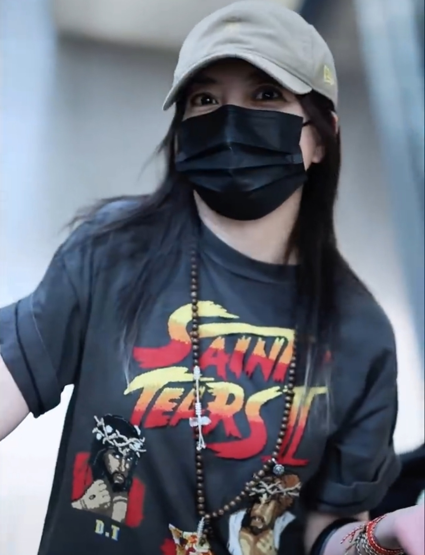 Triệu Vy xuất hiện trẻ trung tại sân bay Bắc Kinh.