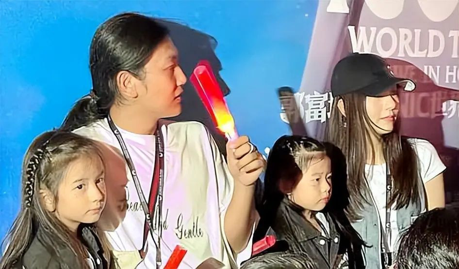 Hai con gái của Quách Phú Thành lần đầu lộ mặt. Hai con gái của Quách Phú Thành lần đầu lộ mặt.