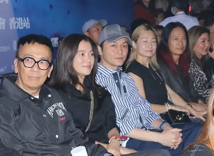 Vợ chồng Trương Trí Lâm - Viên Vịnh Nghi đến xem show ca nhạc. Vợ chồng Trương Trí Lâm - Viên Vịnh Nghi đến xem show ca nhạc.