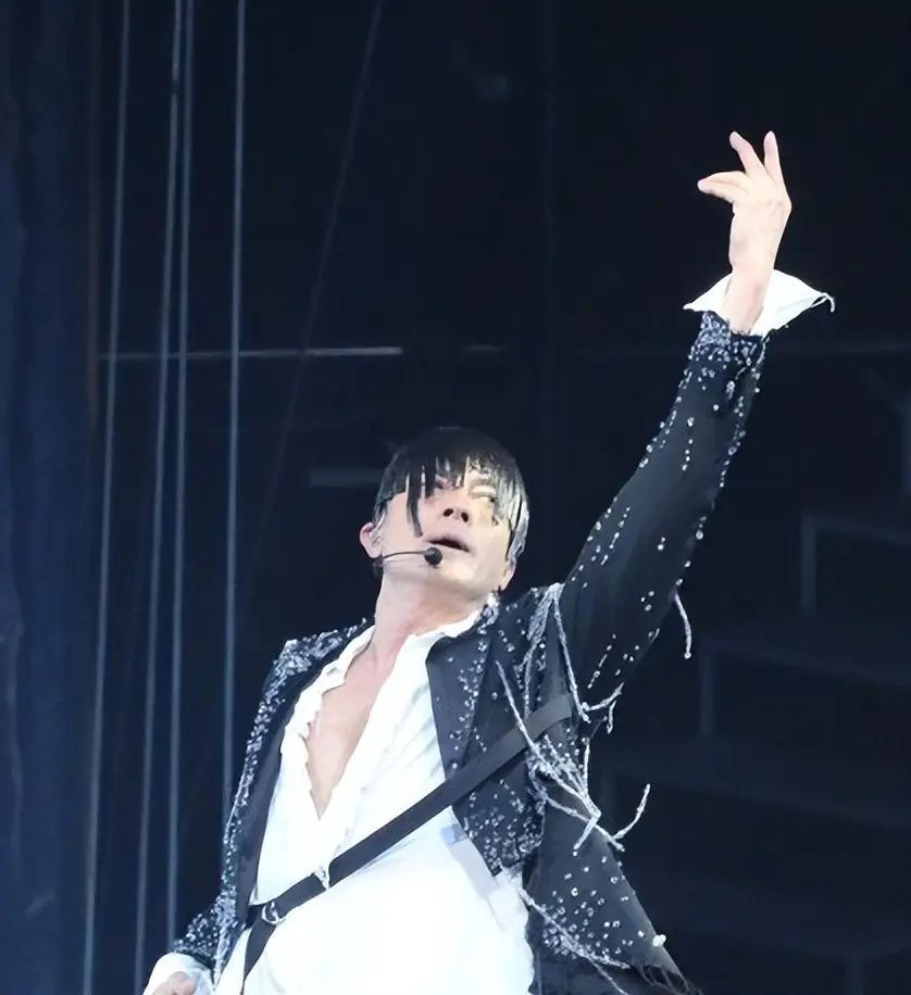 Phong cách của Quách Phú Thành bị chê xấu. Phong cách của Quách Phú Thành bị chê xấu.