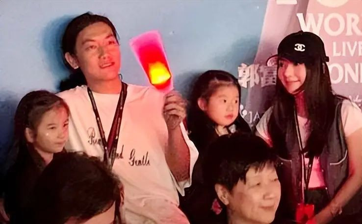 Hai bé được khen là tiểu mỹ nhân, thừa hưởng nét đẹp của cha mẹ. Hai bé được khen là tiểu mỹ nhân, thừa hưởng nét đẹp của cha mẹ.