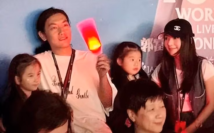 Hai bé được khen là tiểu mỹ nhân, thừa hưởng nét đẹp của cha mẹ. Hai bé được khen là tiểu mỹ nhân, thừa hưởng nét đẹp của cha mẹ.