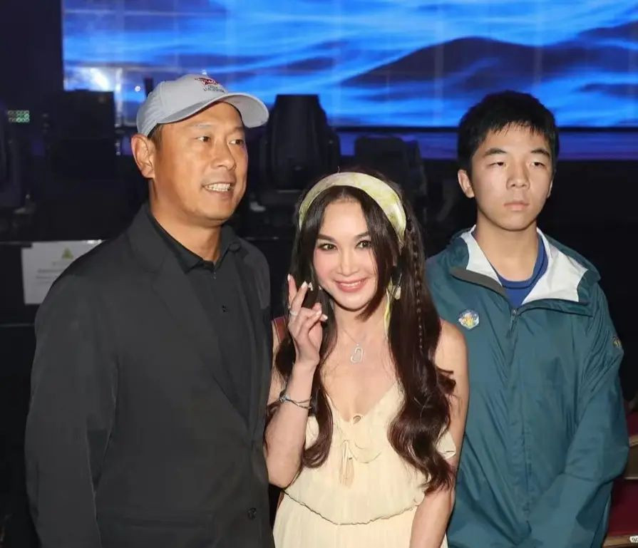 Vợ chồng Ôn Bích Hà cũng tới ủng hộ. Vợ chồng Ôn Bích Hà cũng tới ủng hộ.