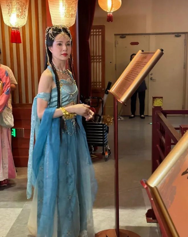 Lý Nhược Đồng gây sốt với vẻ ngoài trẻ trung.