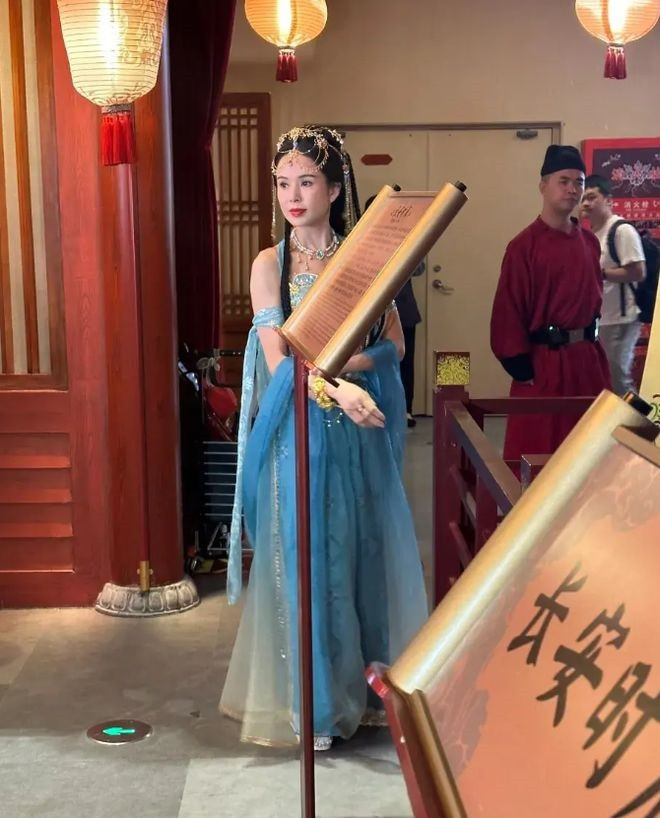 Lý Nhược Đồng gây sốt với vẻ ngoài trẻ trung.