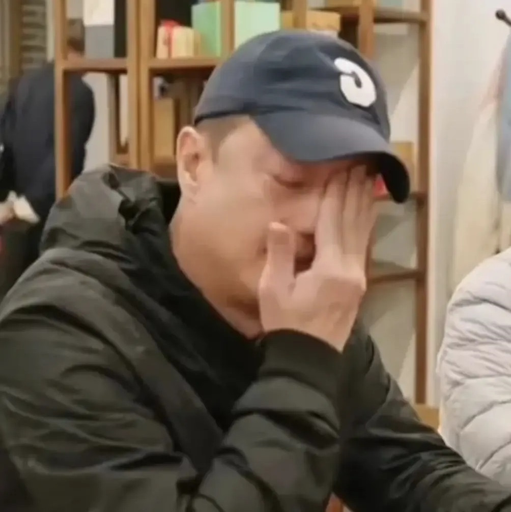 Lý Á Bằng chia sẻ đã hơn một tuần anh phải ăn đồ ăn bên ngoài, cuộc sống khó khăn.