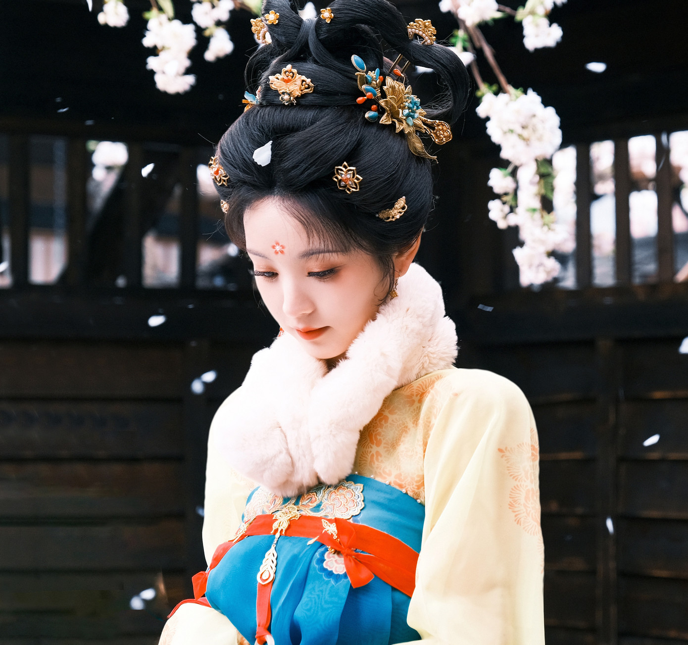 Theo QQ, nhiều diễn viên trẻ hiện tại như Vương Sở Nhiên, Nhậm Mẫn, Trương Tịnh Nghi, Lý Lan Địch dù được đánh giá cao về tài năng, lại thường xuyên vướng tin thị phi. Ồn ào hẹn hò khiến khán giả nhận xét những minh tinh này không chuyên tâm phát triển nghiệp diễn. Thậm chí, như trường hợp của Vương Sở Nhiên, danh tiếng chạm đáy vì bị phát hiện vào khách sạn 3 ngày với đàn anh Dương Dương. Theo QQ, nhiều diễn viên trẻ hiện tại như Vương Sở Nhiên, Nhậm Mẫn, Trương Tịnh Nghi, Lý Lan Địch dù được đánh giá cao về tài năng, lại thường xuyên vướng tin thị phi. Ồn ào hẹn hò khiến khán giả nhận xét những minh tinh này không chuyên tâm phát triển nghiệp diễn. Thậm chí, như trường hợp của Vương Sở Nhiên, danh tiếng chạm đáy vì bị phát hiện vào khách sạn 3 ngày với đàn anh Dương Dương.