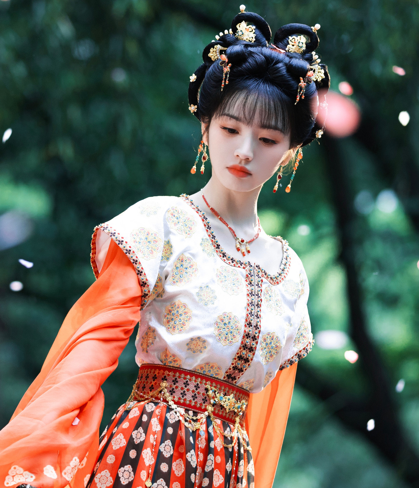 Bên cạnh đó, tương tác giữa Điền Hi Vi và Hứa Khải cũng khơi gợi được sự hứng thú của công chúng. Hai diễn viên trẻ được đánh giá đẹp đôi, cuốn hút, ngoại hình tương đồng đều là mỹ nam mỹ nữ cổ trang. Đội ngũ sản xuất phim Tử dạ quy cũng nhận nhiều lời khen với bối cảnh rùng rợn, quái dị, mới lạ khác biệt với các tác phẩm truyền hình cổ trang khác. Do đó, Tử dạ quy được chờ đợi là dự án chất lượng, có thành tích tốt khi phát sóng, giúp nâng tầm địa vị cho Điền Hi Vi. Bên cạnh đó, tương tác giữa Điền Hi Vi và Hứa Khải cũng khơi gợi được sự hứng thú của công chúng. Hai diễn viên trẻ được đánh giá đẹp đôi, cuốn hút, ngoại hình tương đồng đều là mỹ nam mỹ nữ cổ trang. Đội ngũ sản xuất phim Tử dạ quy cũng nhận nhiều lời khen với bối cảnh rùng rợn, quái dị, mới lạ khác biệt với các tác phẩm truyền hình cổ trang khác. Do đó, Tử dạ quy được chờ đợi là dự án chất lượng, có thành tích tốt khi phát sóng, giúp nâng tầm địa vị cho Điền Hi Vi.