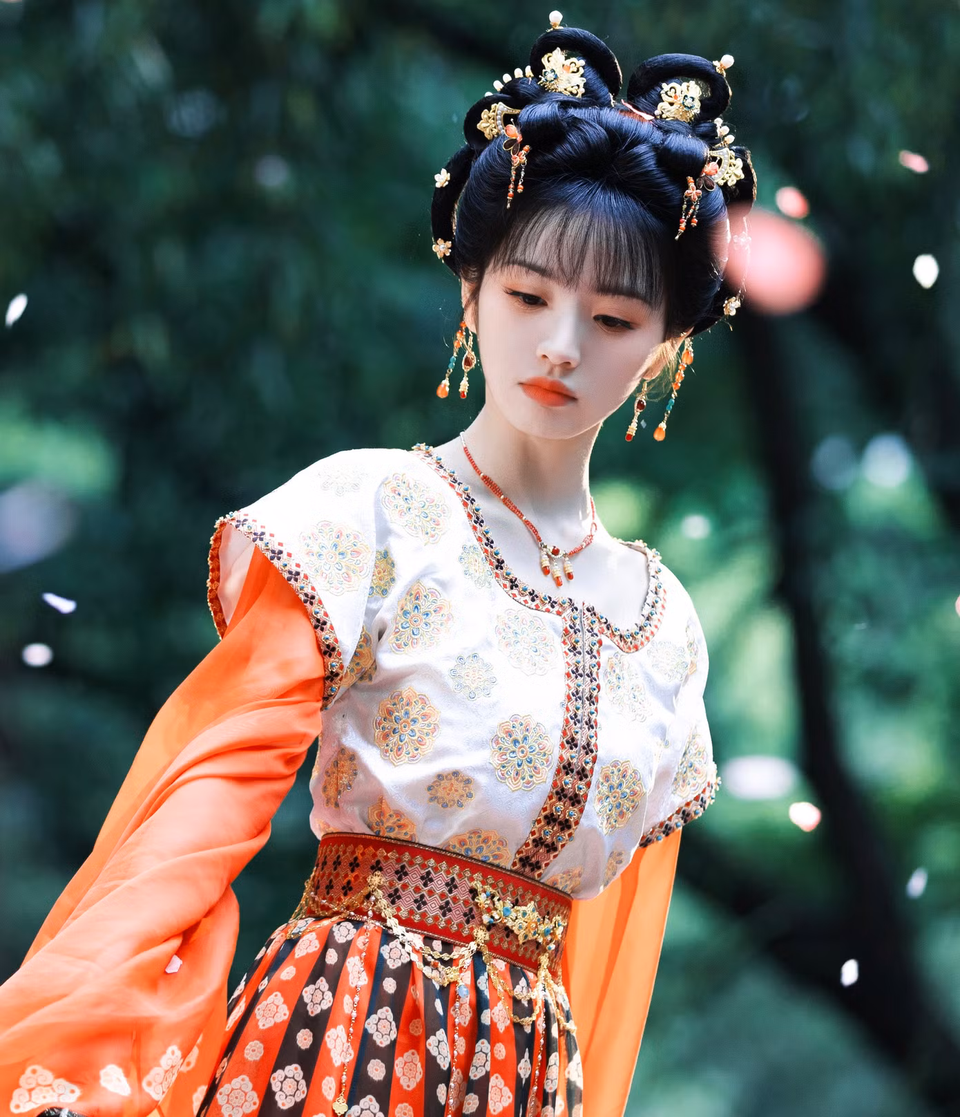 Bên cạnh đó, tương tác giữa Điền Hi Vi và Hứa Khải cũng khơi gợi được sự hứng thú của công chúng. Hai diễn viên trẻ được đánh giá đẹp đôi, cuốn hút, ngoại hình tương đồng đều là mỹ nam mỹ nữ cổ trang. Đội ngũ sản xuất phim Tử dạ quy cũng nhận nhiều lời khen với bối cảnh rùng rợn, quái dị, mới lạ khác biệt với các tác phẩm truyền hình cổ trang khác. Do đó, Tử dạ quy được chờ đợi là dự án chất lượng, có thành tích tốt khi phát sóng, giúp nâng tầm địa vị cho Điền Hi Vi.