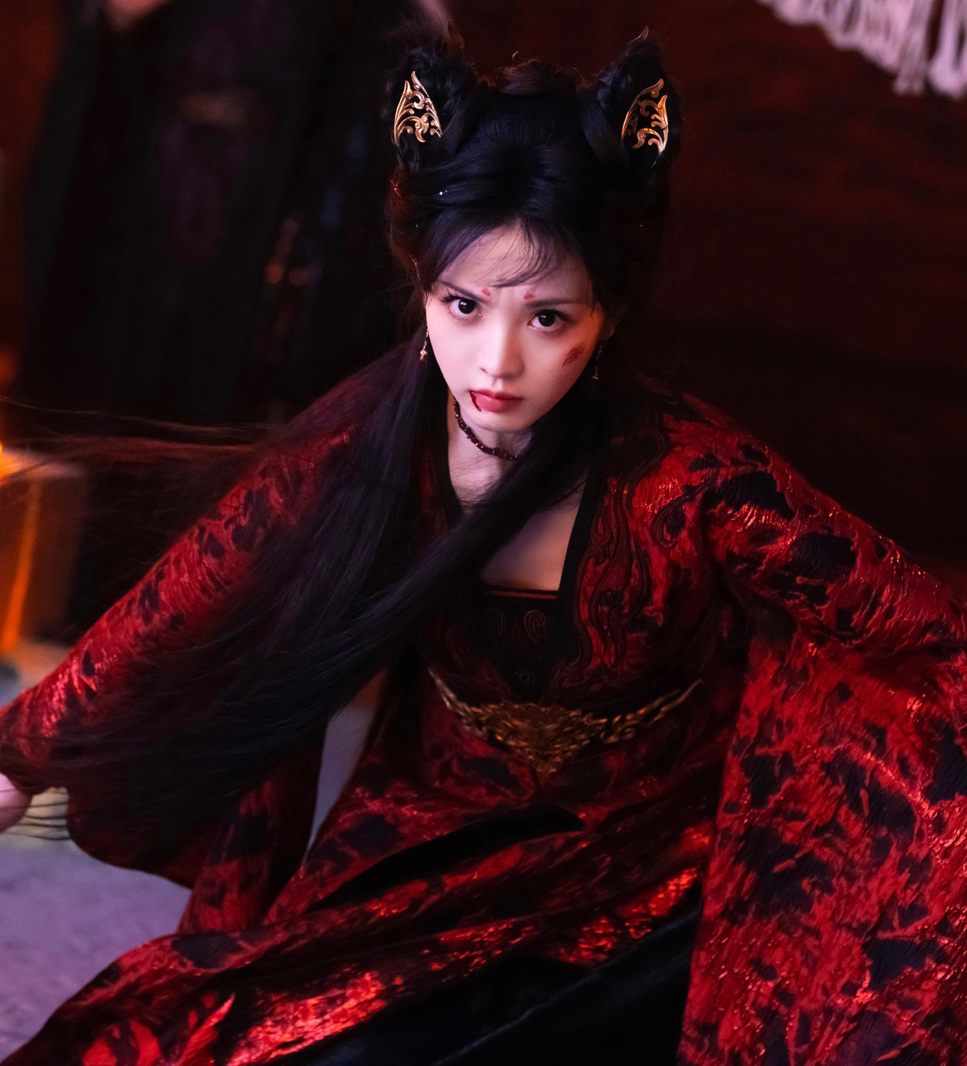 Tạo hình yêu miêu của Điền Hi Vi vừa bí ẩn quyến rũ, vừa mạnh mẽ. Nữ diễn viên được nhận xét giống mèo ở đôi mắt to tròn, khuôn mặt đáng yêu. Trong video hậu trường, cảnh Điền Hi Vi vươn mình khi phơi nắng cũng rất giống những chú mèo. Tạo hình yêu miêu của Điền Hi Vi vừa bí ẩn quyến rũ, vừa mạnh mẽ. Nữ diễn viên được nhận xét giống mèo ở đôi mắt to tròn, khuôn mặt đáng yêu. Trong video hậu trường, cảnh Điền Hi Vi vươn mình khi phơi nắng cũng rất giống những chú mèo.