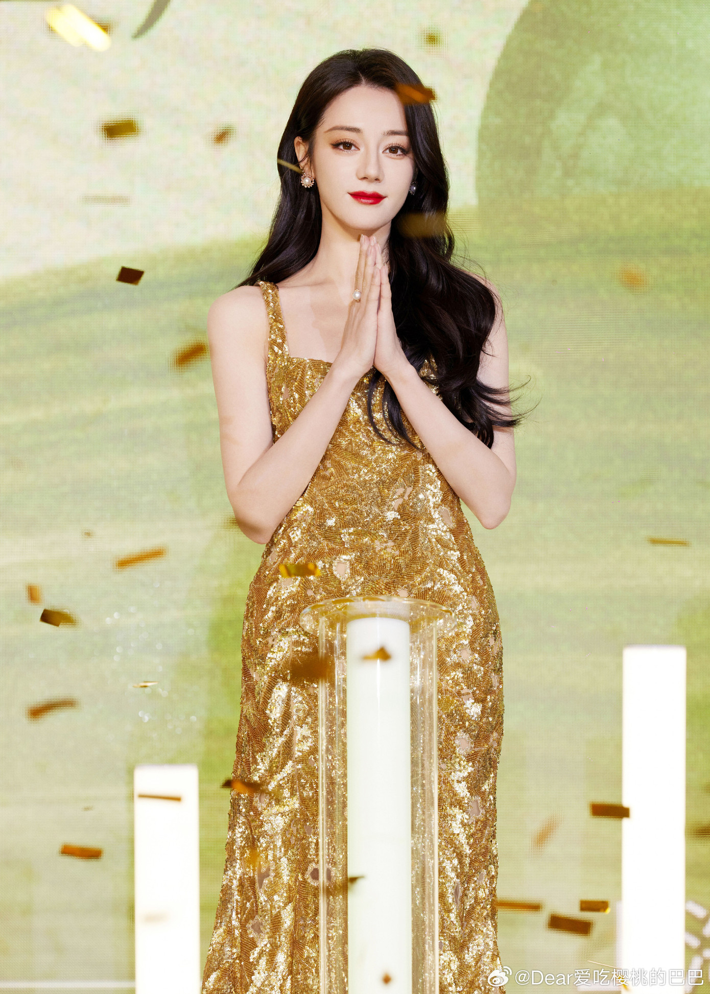 Ngày 27/1, Sohu đưa tin Địch Lệ Nhiệt Ba tham gia sự kiện thương mại của thương hiệu do cô làm người đại diện. Nữ diễn xuất xuất hiện xinh đẹp với chiếc váy haute couture xuân hè Rahul Mishra 2024. Bộ lễ phục đắt giá này vừa được ra mắt 4 ngày trước tại tuần lễ thời trang ở châu Âu, sau đó được vận chuyển bằng máy bay về cho Địch Lệ Nhiệt Ba. Mỹ nhân Tân Cương là nghệ sĩ đầu tiên trên thế giới diện thiết kế này.