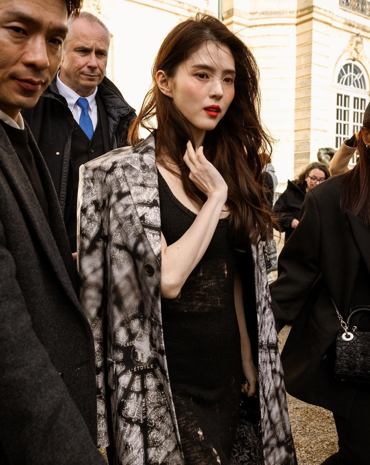 Nhưng phải đến năm 2020, tên tuổi của Han So Hee mới bật lên nhờ vai nữ phụ trong phim Thế giới hôn nhân. Dù đóng vai tiểu tam, cướp chồng nữ chính, vẻ đẹp ấn tượng của So Hee vẫn khiến khán giả mê mẩn. Nữ diễn viên được tung hô là "tiểu tam đẹp nhất màn ảnh Hàn Quốc". Thế giới hôn nhân kết thúc với tư cách là phim có tỷ suất người xem cao nhất trong lịch sử truyền hình cáp Hàn Quốc, từ đó đẩy sự nghiệp của Han So Hee lên một nấc cao mới.