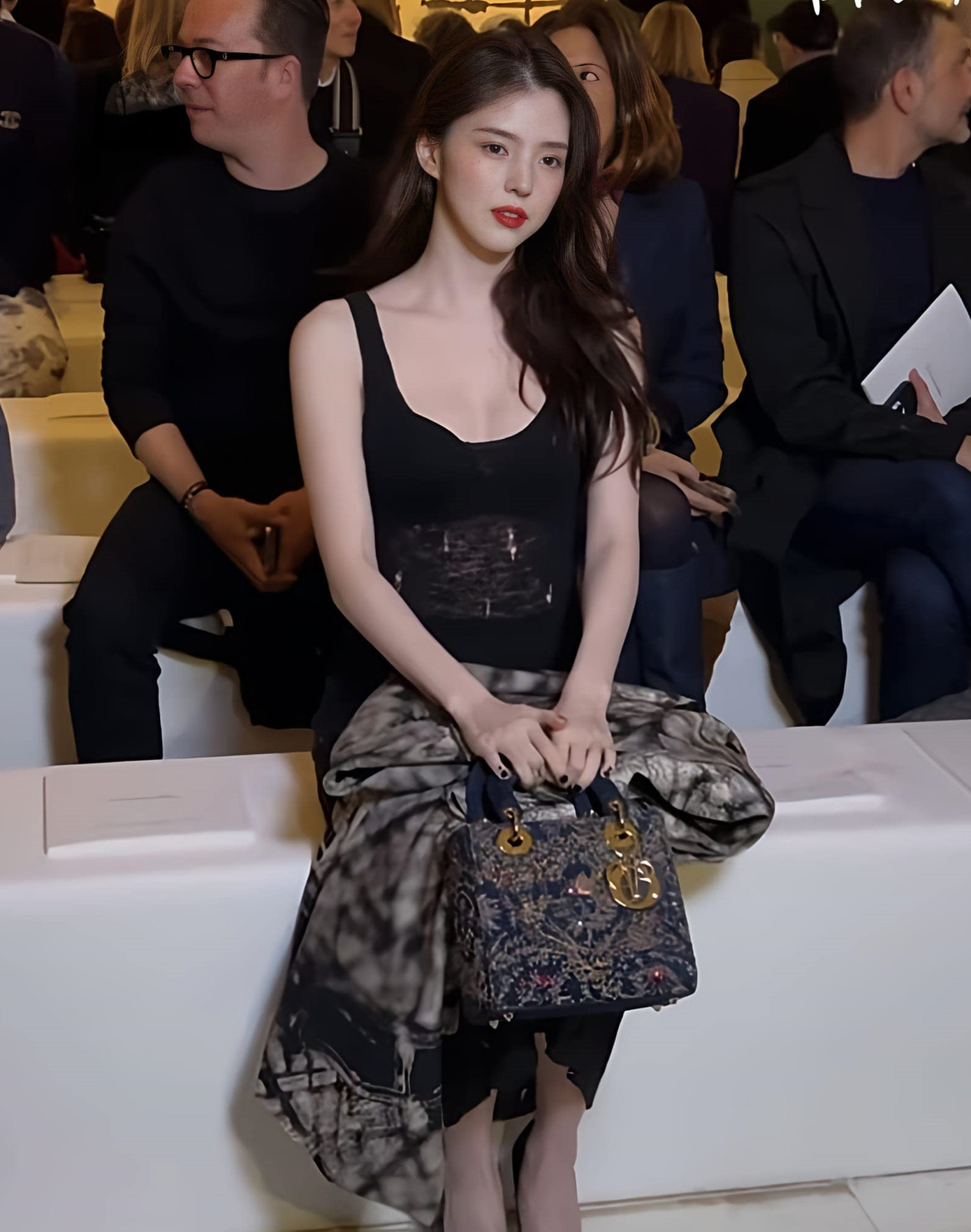 Han So Hee sinh năm 1994, làm người mẫu trước khi bước chân vào giới giải trí. Nữ diễn viên lần đầu diễn xuất là trong MV Tell Me What To Do của nhóm nhạc nam SHINee. Năm 2018, cô tham gia hai dự án phim Money Flower của đài MBC và Lang quân 100 ngày của đài tvN.