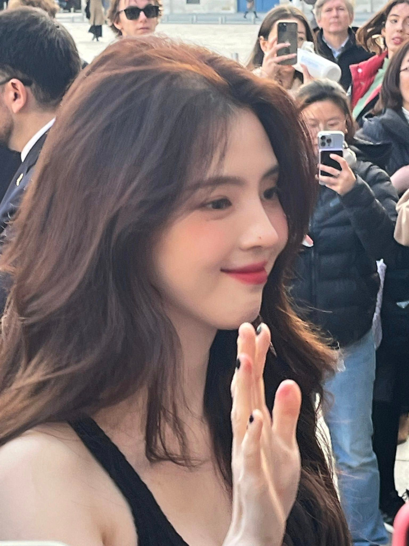 Ngày 23/1, Naver đưa tin Han So Hee đã tới Pháp để dự show trình diễn thời trang 2024-2025 Spring/Summer của nhà mốt Dior. Hành trình của nữ diễn viên Thế giới hôn nhân xuất hiện được người hâm mộ săn đón. Giây phút cô tới nơi tổ chức sự kiện, khán giả đều trầm trồ trước vóc dáng quyến rũ, gương mặt đẹp tựa nữ thần của minh tinh sinh năm 1994.