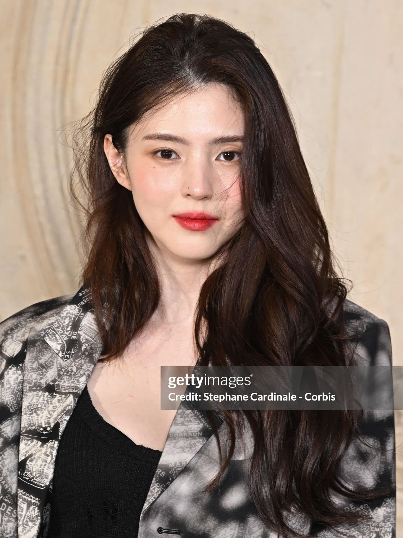 Ngoài ra, nữ diễn viên còn được khán giả yêu thích khi không ngại chia sẻ về quá khứ của mình khi cô còn nổi loạn. Han So Hee cũng nhận được sự đồng cảm của công chúng khi thừa nhận có người mẹ chuyên lừa đảo, bòn rút tiền của con gái. Mẹ của nữ diễn viên đã sử dụng tài khoản của cô để lừa đảo số tiền 85 triệu won, khiến danh tiếng của Han So Hee bị tổn hại. Cuối cùng, công ty quản lý của người đẹp phải lên tiếng không có kế hoạch chia sẻ trách nhiệm trả khoản nợ cho mẹ của mình, nhằm ngăn chặn việc mẹ cô tái phạm. Han So Hee cũng từng chia sẻ việc cô phải kiếm tiền từ sớm để trả nợ cho mẹ, song mẹ cô vẫn tái phạm lỗi.