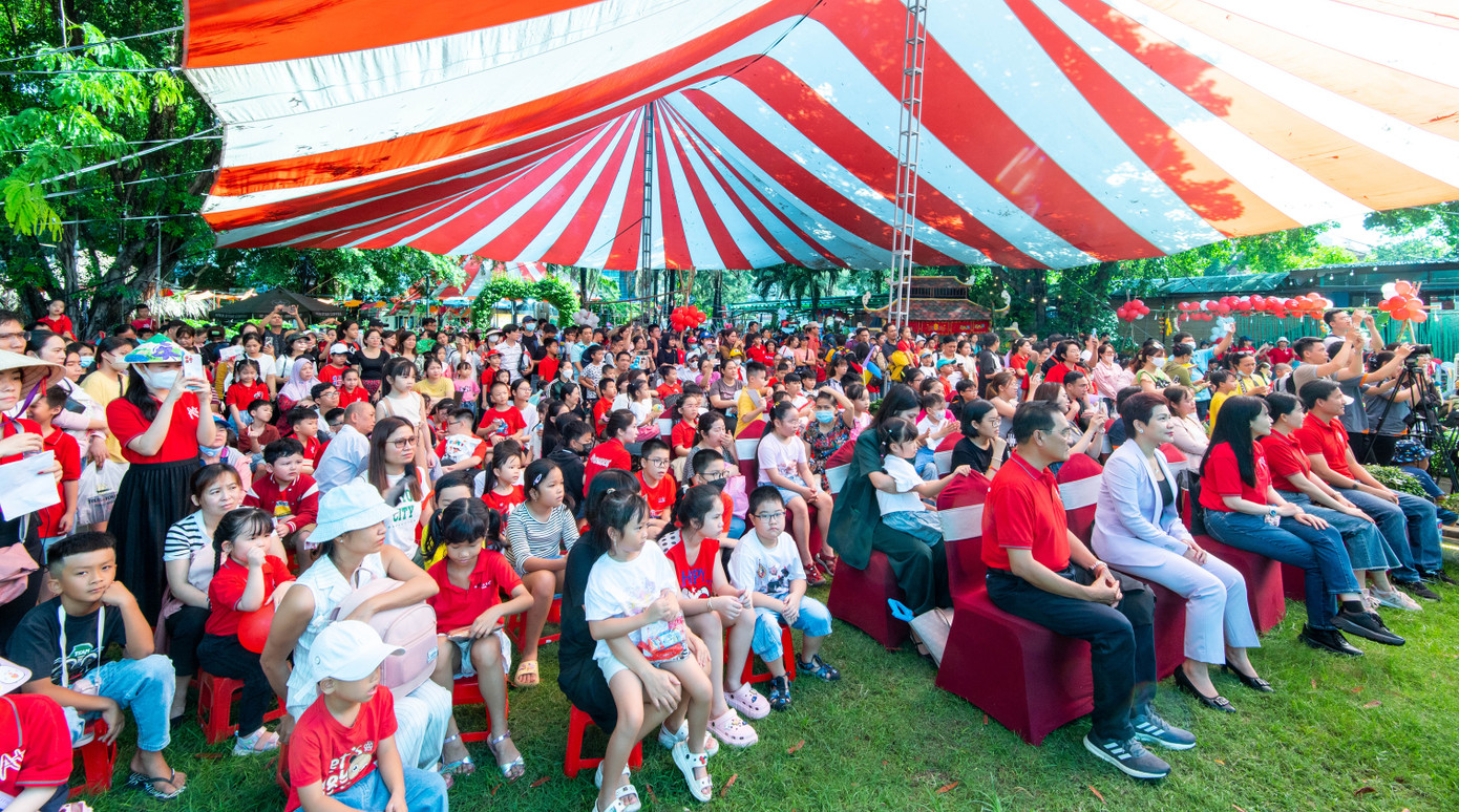 Ngày hội dân gian là sự kiện đặc biệt dành cho thiếu nhi nhân ngày 1/6. Đây là sân chơi mùa hè sôi động, nơi các em có thể tham gia vào nhiều trò chơi dân gian thú vị, thử thách trí tuệ, và có cơ hội nhận được nhiều phần quà hấp dẫn.