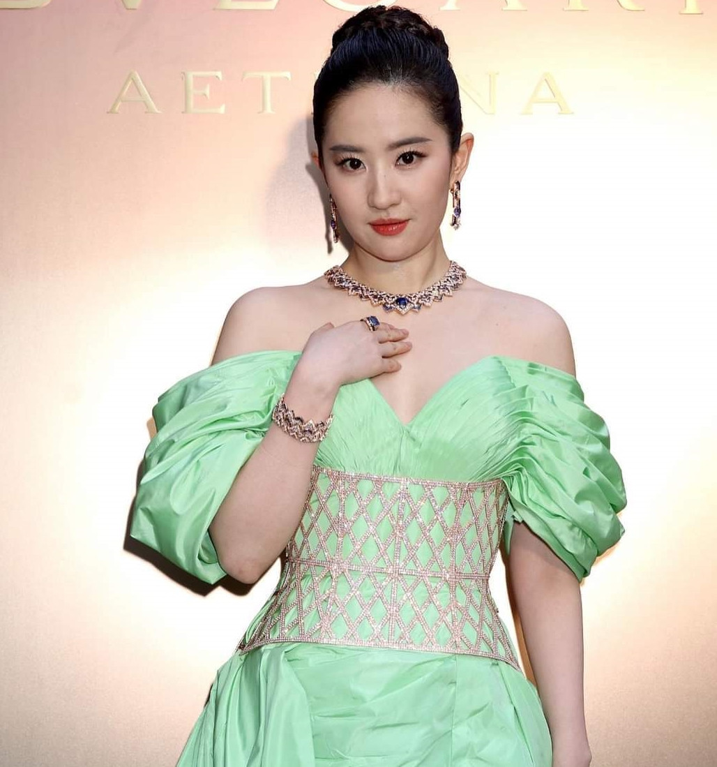 Trước đó, Lưu Diệc Phi có màn đọ sắc với các đàn chị như Thư Kỳ, Anne Hathaway, Priyanka Chopra trong cùng một chương trình. Nữ diễn viên chọn váy hở vai màu xanh cốm. Tuy nhiên, chiếc áo làm lộ khuyết điểm phần vai thô của nữ diễn viên. Trong nhiều bức ảnh chưa qua chỉnh sửa, thân hình đầy đặn của Lưu Diệc Phi gần gấp đôi Thư Kỳ. Trước đó, Lưu Diệc Phi có màn đọ sắc với các đàn chị như Thư Kỳ, Anne Hathaway, Priyanka Chopra trong cùng một chương trình. Nữ diễn viên chọn váy hở vai màu xanh cốm. Tuy nhiên, chiếc áo làm lộ khuyết điểm phần vai thô của nữ diễn viên. Trong nhiều bức ảnh chưa qua chỉnh sửa, thân hình đầy đặn của Lưu Diệc Phi gần gấp đôi Thư Kỳ.