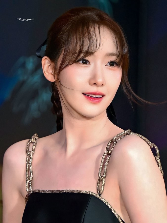 Đây là lần thứ hai YoonA được giữ vai trò quan trọng này tại Blue Dragon Series Awards, tuy nhiên, trước đó nữ diễn viên đã có hàng chục lần làm MC trong các buổi lễ trao giải, chứng minh khả năng dẫn dắt duyên dáng tuyệt vời của người đẹp sinh năm 1990. Theo Sports Chosun, nữ nghệ sĩ thay 2 bộ trang phục đều trang nhã, sang trọng, tờ báo đã khen ngợi YoonA là nữ thần của lễ trao giải Rồng Xanh.