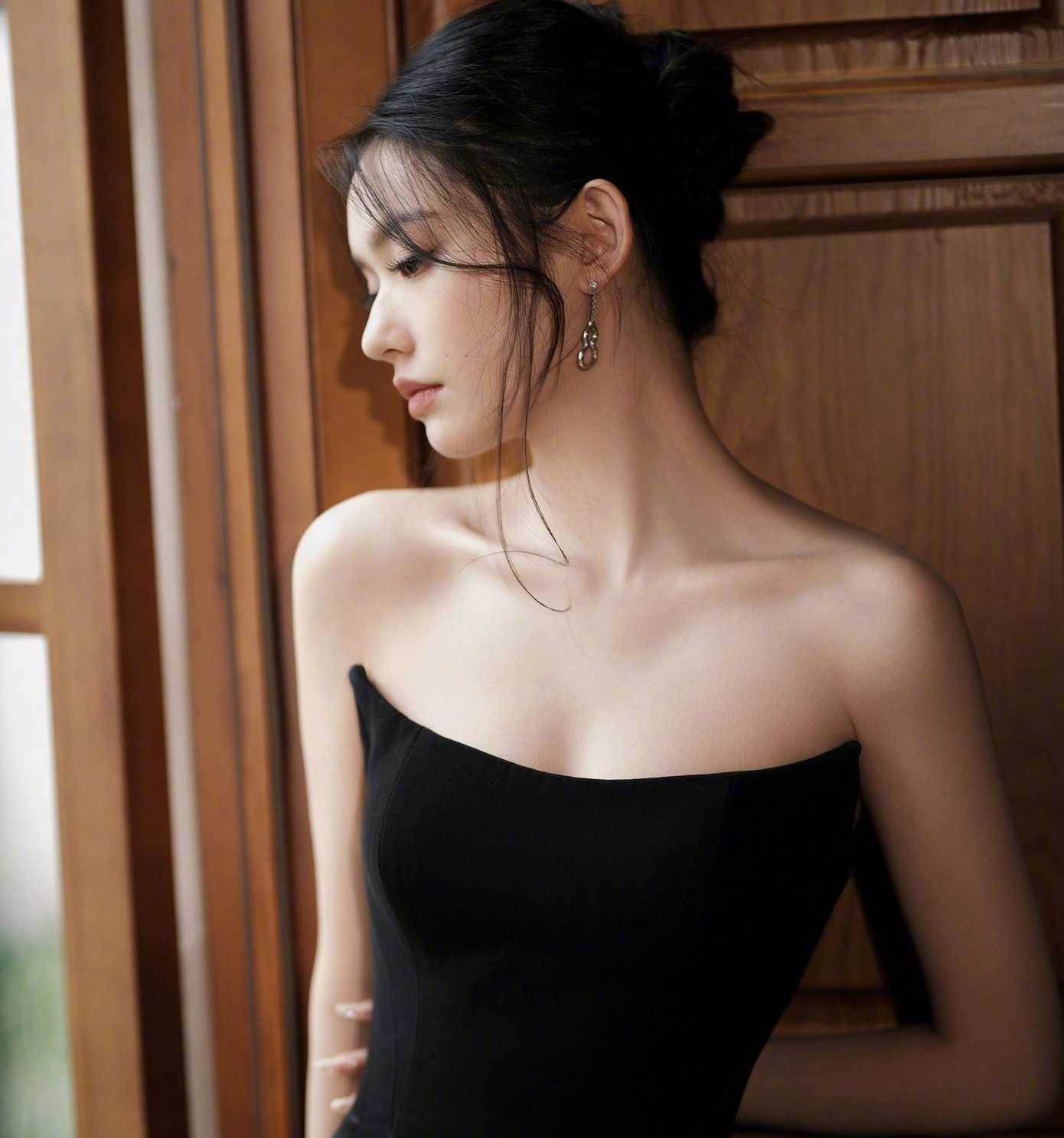 Trước đó, công ty của Châu Tinh Trì đã đăng bài viết thông báo việc nhận hồ sơ thử vai cho bộ phim Đội bóng nữ Thiếu Lâm. Trong đó yêu cầu tuyển chọn các cô gái có vóc dáng đẹp, ngoại hình ưa nhìn, tài năng, thông minh, thể chất khỏe mạnh, không chấp nhận ảnh đã qua photoshop. Các ngôi sao như Ngô Ngạn Tổ, Hồ Hạnh Nhi, Trần Quán Hy đều mong muốn được góp mặt trong tác phẩm của Tinh Gia nên đã để lại bình luận dưới bài viết của anh.