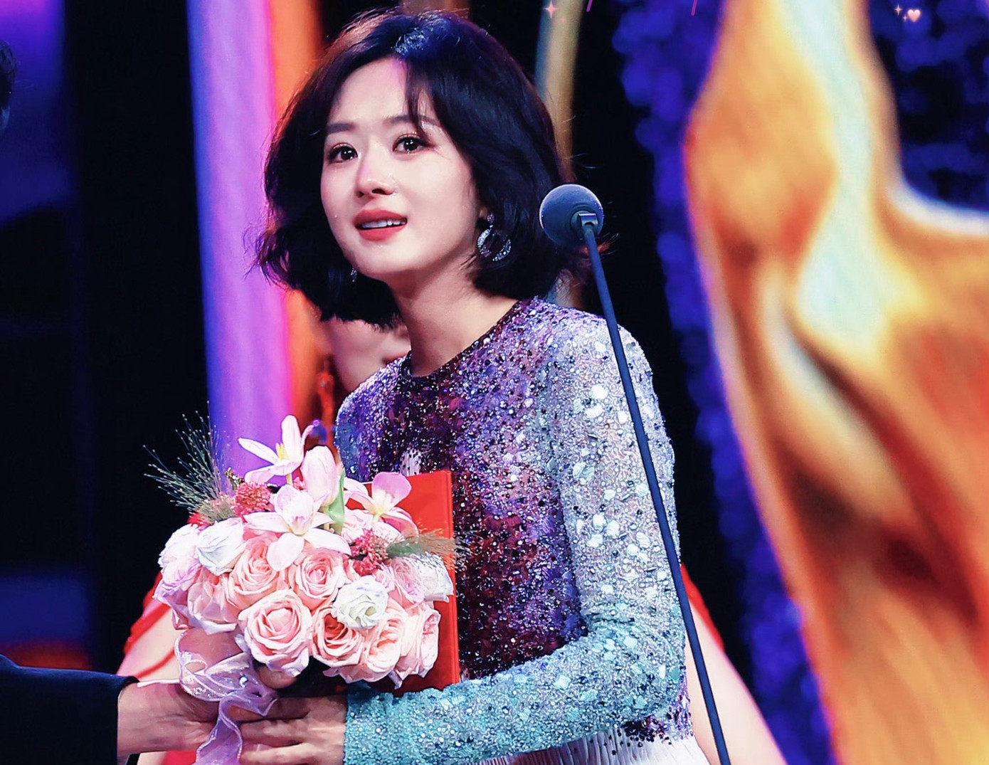 Triệu Lệ Dĩnh bật khóc trên sân khấu vì hạnh phúc. Triệu Lệ Dĩnh bật khóc trên sân khấu vì hạnh phúc.