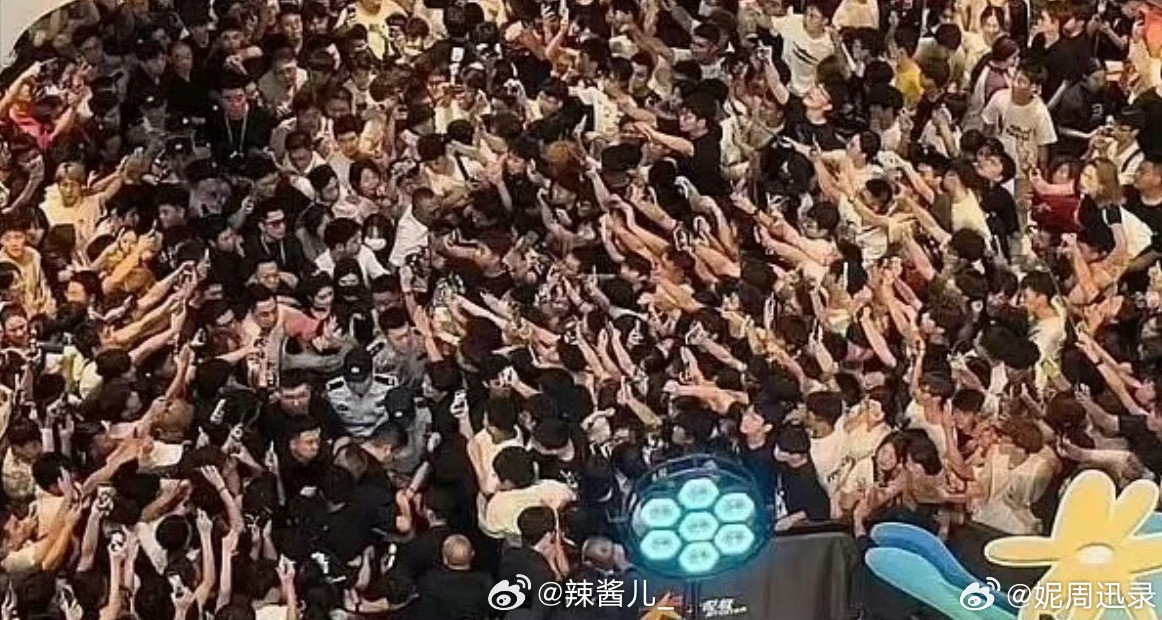 Biển người chờ đón sự xuất hiện của Chương Nhược Nam.