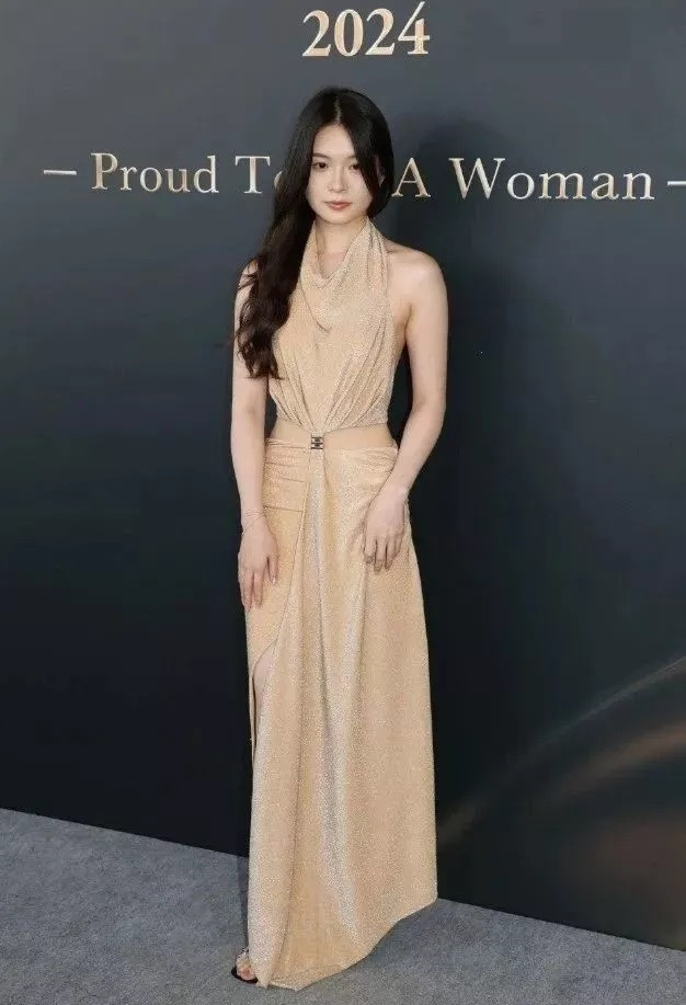 Dolores được mệnh danh là "Tiểu Quách Thái Khiết" với vẻ đẹp trong sáng, quyến rũ. Cô là thí sinh có sự chuẩn bị trang phục kỹ lưỡng nhất trong lần đầu xuất hiện ở cuộc thi Hoa hậu Hong Kong 2024. Dolores mặc chiếc váy dài ánh kim khoe trọn tấm lưng trần quyến rũ, phong thái tự tin không khác gì những nghệ sĩ nổi tiếng trên thảm đỏ. Dolores được mệnh danh là "Tiểu Quách Thái Khiết" với vẻ đẹp trong sáng, quyến rũ. Cô là thí sinh có sự chuẩn bị trang phục kỹ lưỡng nhất trong lần đầu xuất hiện ở cuộc thi Hoa hậu Hong Kong 2024. Dolores mặc chiếc váy dài ánh kim khoe trọn tấm lưng trần quyến rũ, phong thái tự tin không khác gì những nghệ sĩ nổi tiếng trên thảm đỏ.