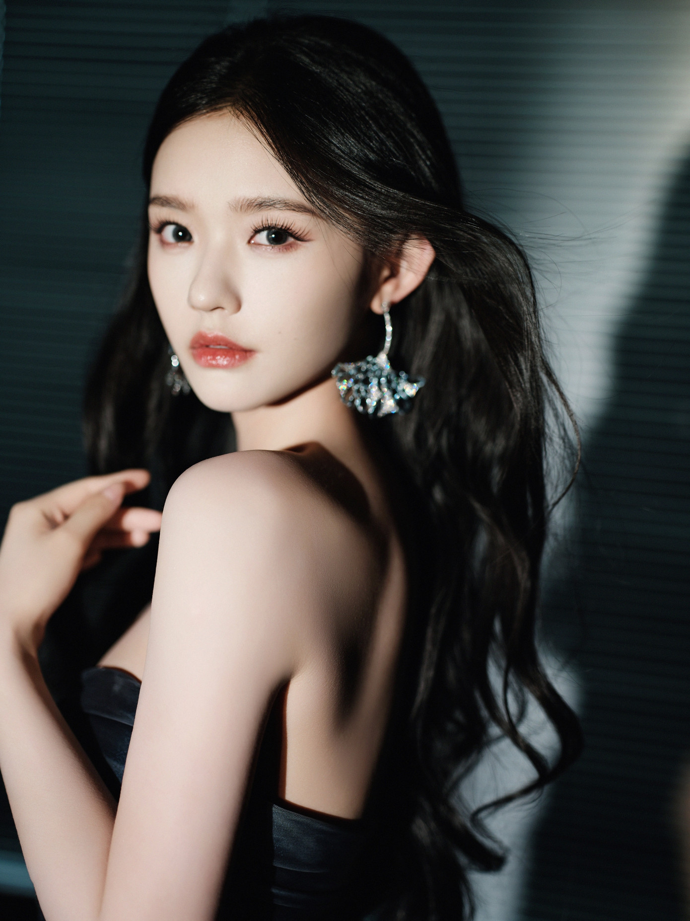 Cũng chính vì vậy, sau này, dù đã rời khỏi công ty của Châu Tinh Trì, Lâm Duẫn vẫn giữ mối quan hệ tốt với Tinh Gia. Hàng năm, nữ diễn viên viên là người không bao giờ quên chúc mừng sinh nhật Châu Tinh Trì. Mặt khác, sự nghiệp của Lâm Duẫn vài năm trở lại đây không được suôn sẻ. Dự án Mỹ nhân ngữ 2 đã khởi quay nhưng vẫn chưa được công chiếu. Các tác phẩm truyền hình của Lâm Duẫn không mang lại hiệu quả. Dường như, rời xa bàn tay của Châu Tinh Trì, khả năng diễn xuất của Lâm Duẫn trượt dốc không phanh, do đó, việc cô xin ân công một suất trong dự án điện ảnh bom tấn là điều dễ hiểu.