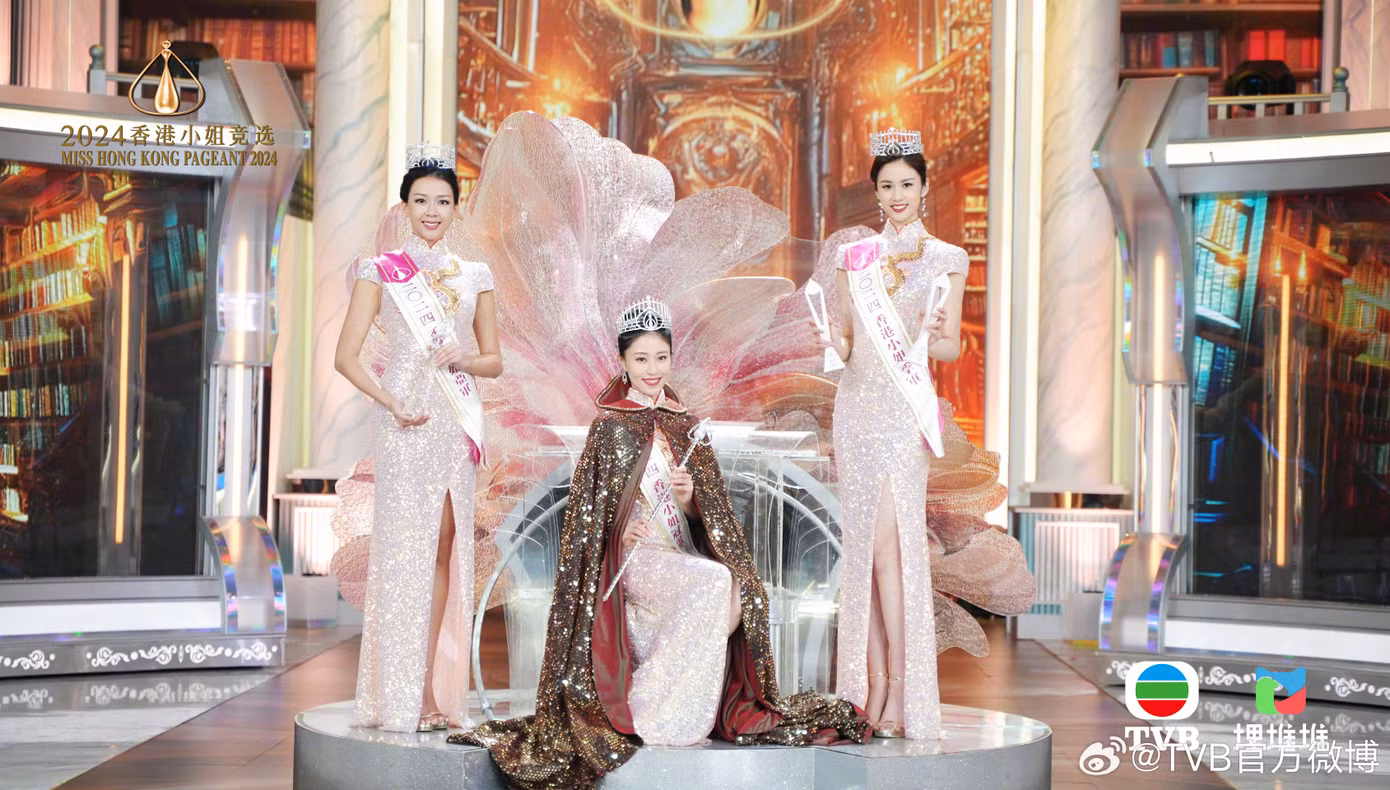 Sân khấu được thiết kế như một thư viện tỏa ra ánh sáng tri thức. Theo HK01, cuộc thi Hoa hậu Hong Kong từng là cơ hội đổi đời của không ít người đẹp, nghệ sĩ Hương Cảng xưa. Trong đó, có nhiều ngôi sao vì gia cảnh túng quẫn đã muốn dấn thân vào giới giải trí và cuộc thi Hoa hậu Hong Kong là cánh cửa đầu tiên mà họ phải bước qua nếu muốn ghi dấu ấn với truyền thông, đài truyền hình TVB. Sân khấu được thiết kế như một thư viện tỏa ra ánh sáng tri thức. Theo HK01, cuộc thi Hoa hậu Hong Kong từng là cơ hội đổi đời của không ít người đẹp, nghệ sĩ Hương Cảng xưa. Trong đó, có nhiều ngôi sao vì gia cảnh túng quẫn đã muốn dấn thân vào giới giải trí và cuộc thi Hoa hậu Hong Kong là cánh cửa đầu tiên mà họ phải bước qua nếu muốn ghi dấu ấn với truyền thông, đài truyền hình TVB.