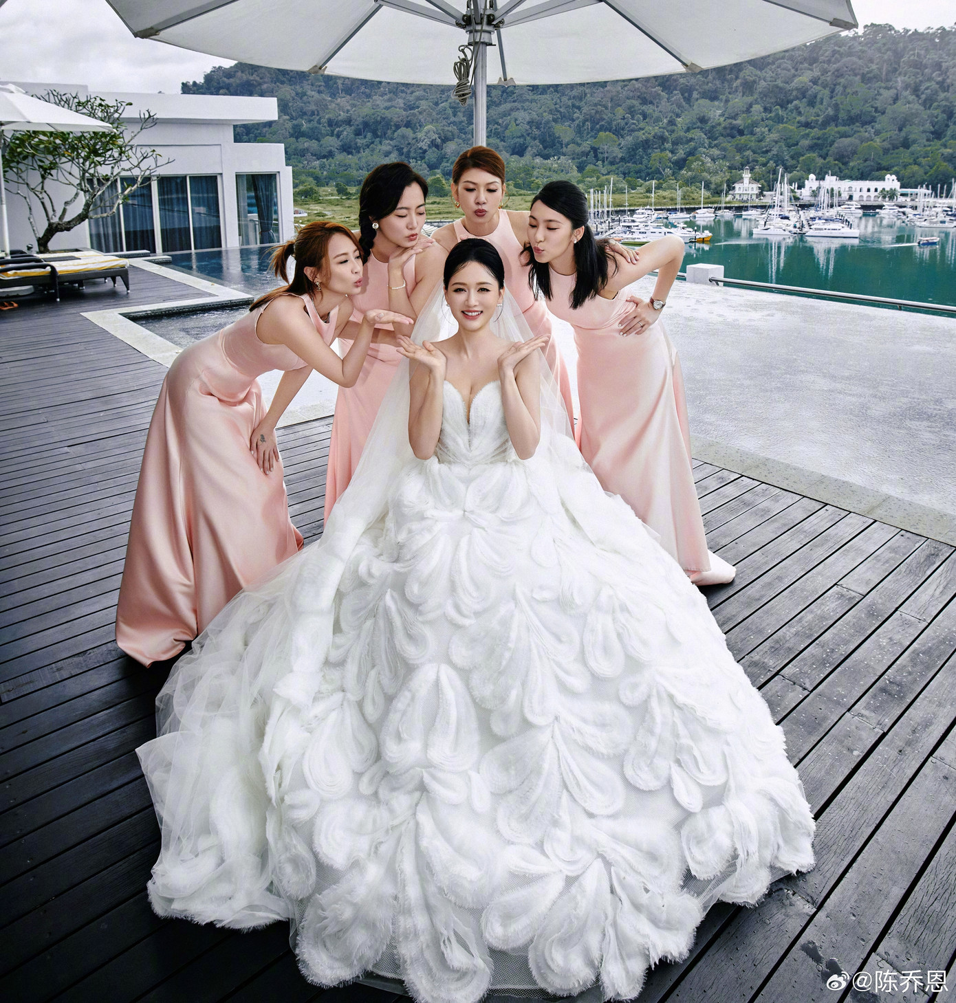 Các phù dâu là những người bạn tốt hơn 20 năm của Trần Kiều Ân, trong đó có một số nghệ sĩ thuộc nhóm nhạc Bảy Đóa Hoa như Triệu Tiểu Kiều, Lại Vi Như, Tiểu Khiết, Man Đầu... Họ là những người chị em đã ở bên nữ diễn viên khi cô mới bước chân vào giới giải trí. Trần Kiều Ân không mời nhiều bạn bè mà muốn tổ chức lễ cưới ấm áp, để khách mời và cô dâu chú rể có thể vui đùa cùng nhau.