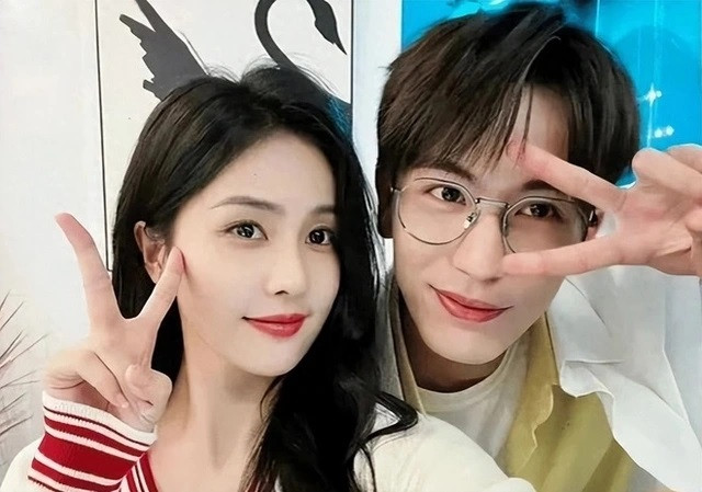 Trương Lăng Hách bị chụp được cảnh đến nhà Bạch Lộc. Trương Lăng Hách bị chụp được cảnh đến nhà Bạch Lộc.